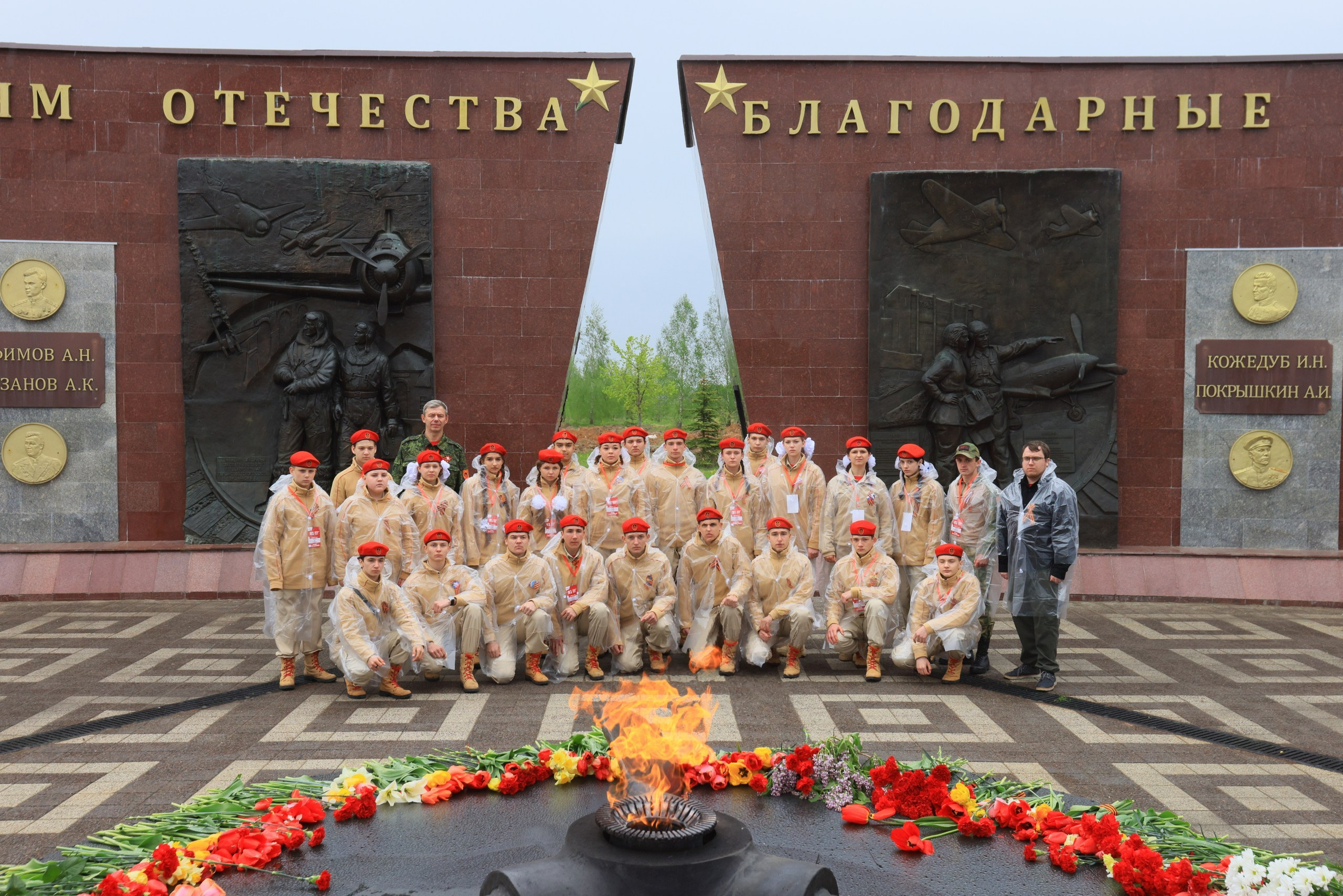 9 мая 2026 Хаммер клуб в День Победы в Туле (У мемориала «Защитникам неба Отечества», музея оружия, «Три штыка». Фотограф в Туле Крупский АнДРей. Фотостудия «КАДР71» в Туле