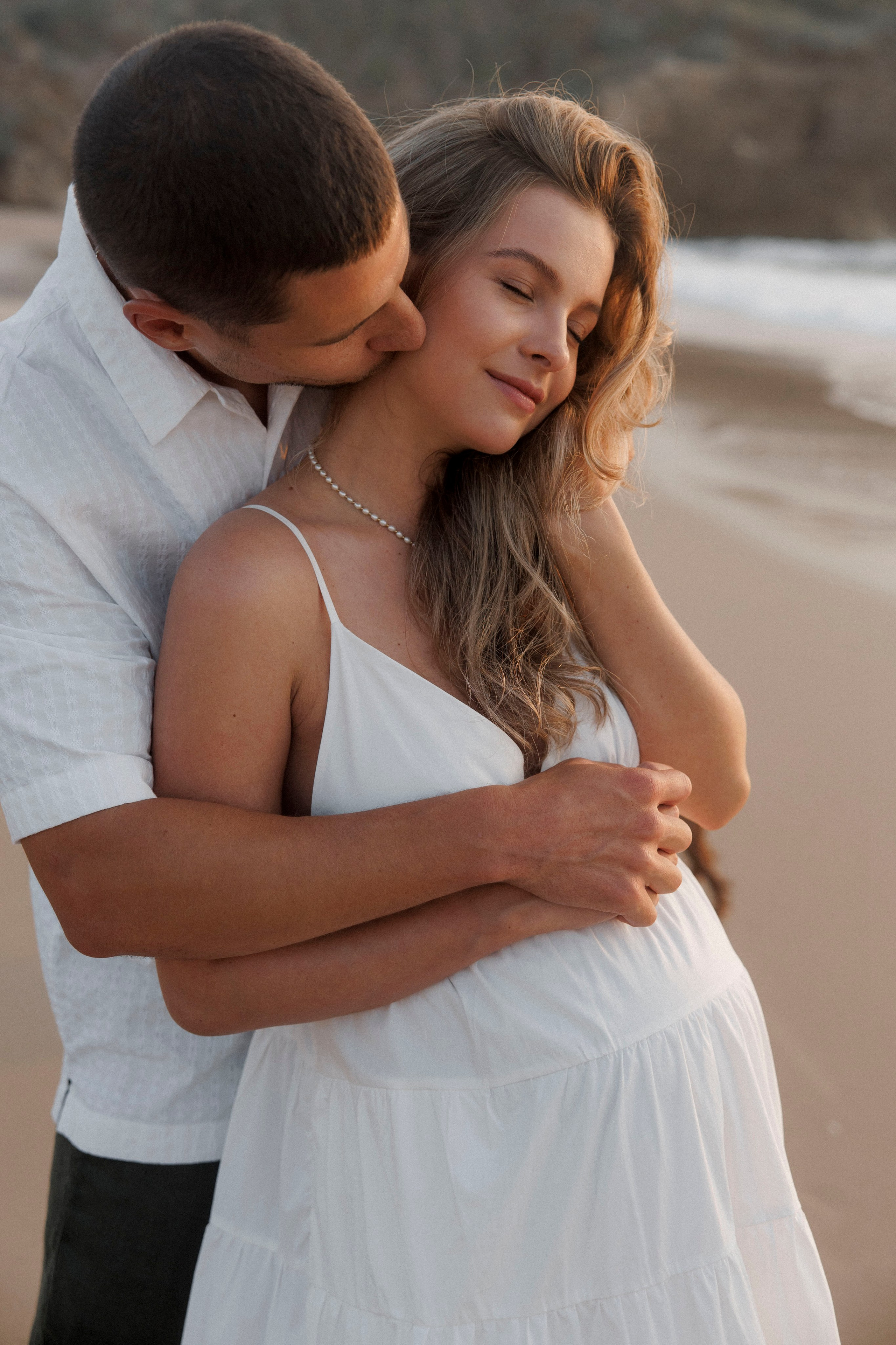 Pregnancy photoshoot near the sea (cloudy weather). Главная