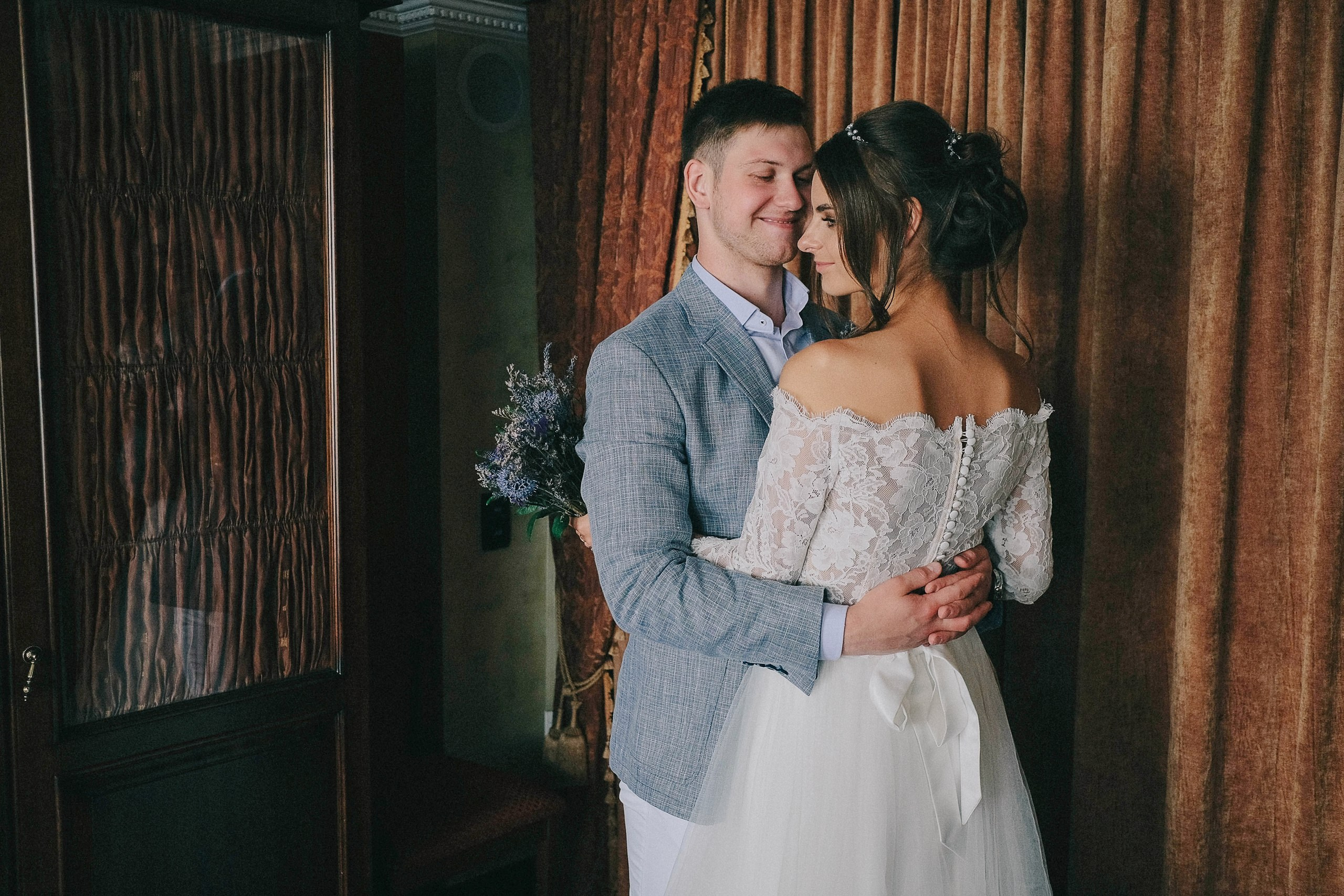 Номер отеля в Новосибирске и объятия молодоженов