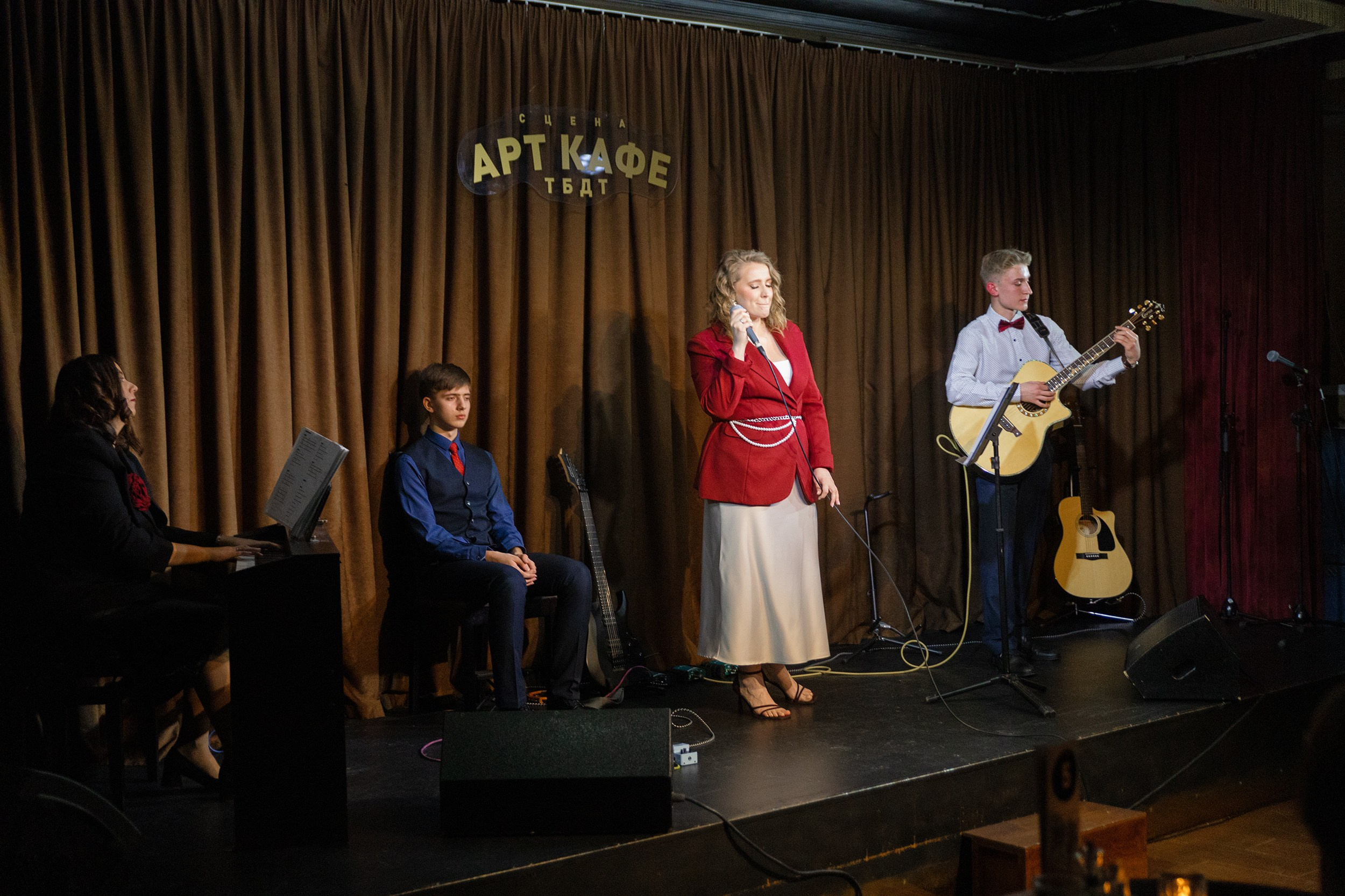 Выступление YOLO band в арт кафе. Фотограф Тюмень