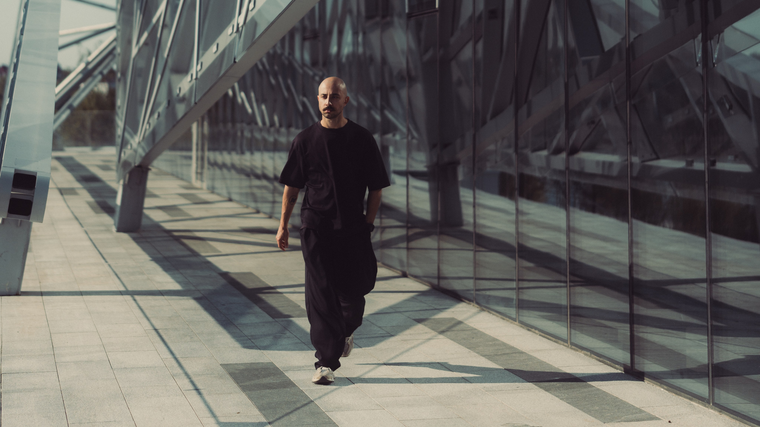 Мужская прогулочная фотосессия около нового театра Камала в&nbsp;Казани