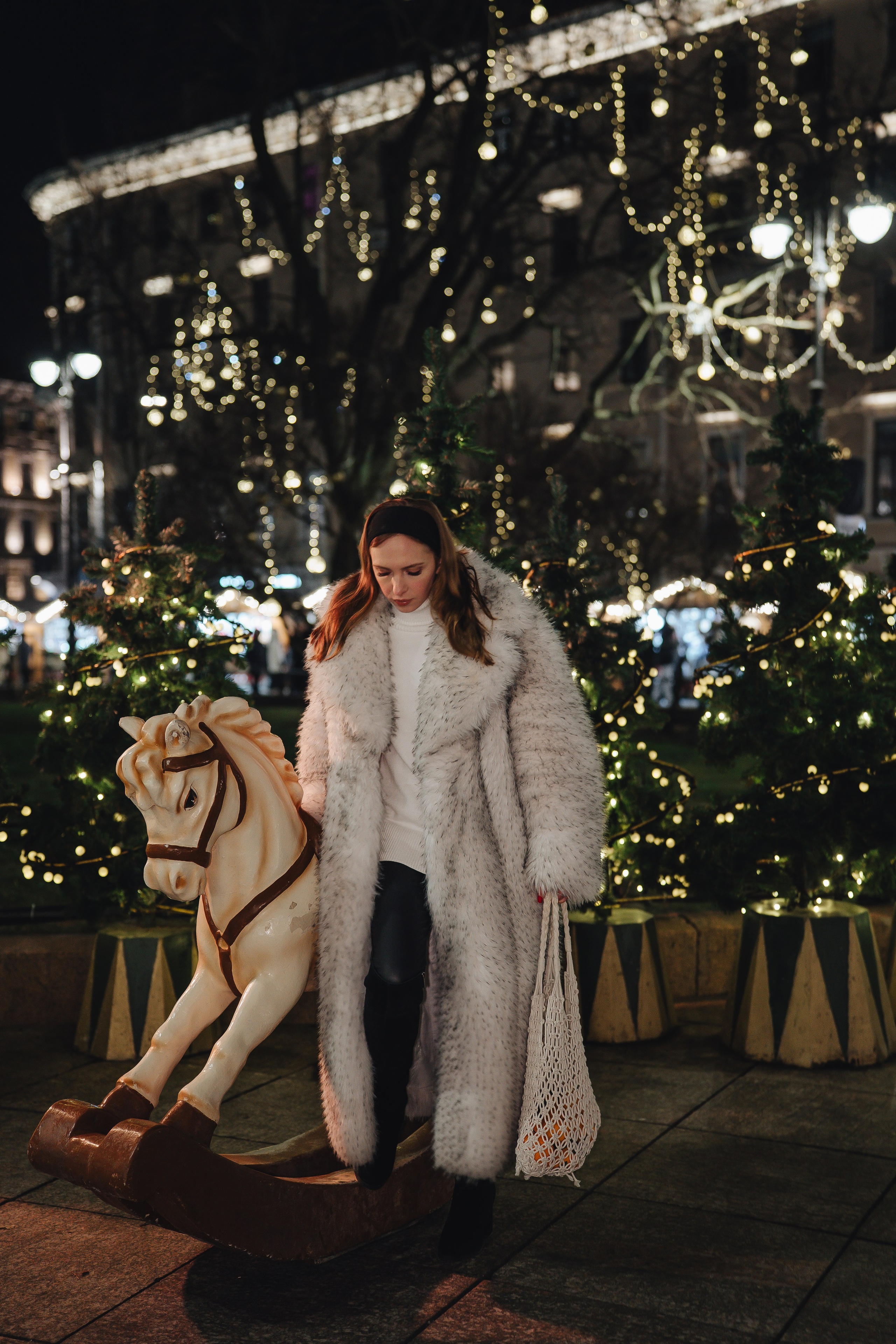 ПРОГУЛКА НА МАНЕЖНОЙ ПЛОЩАДИ ДЛЯ ДЕВУШКИ ПЕРЕД НОВЫМ ГОДОМ (НОВОГОДНЯЯ ФОТОСЕССИИЯ НА МАНЕЖНОЙ ПЛОЩАДИ). Профессиональный фотограф, Санкт-Петербург — Виктория Богомолова