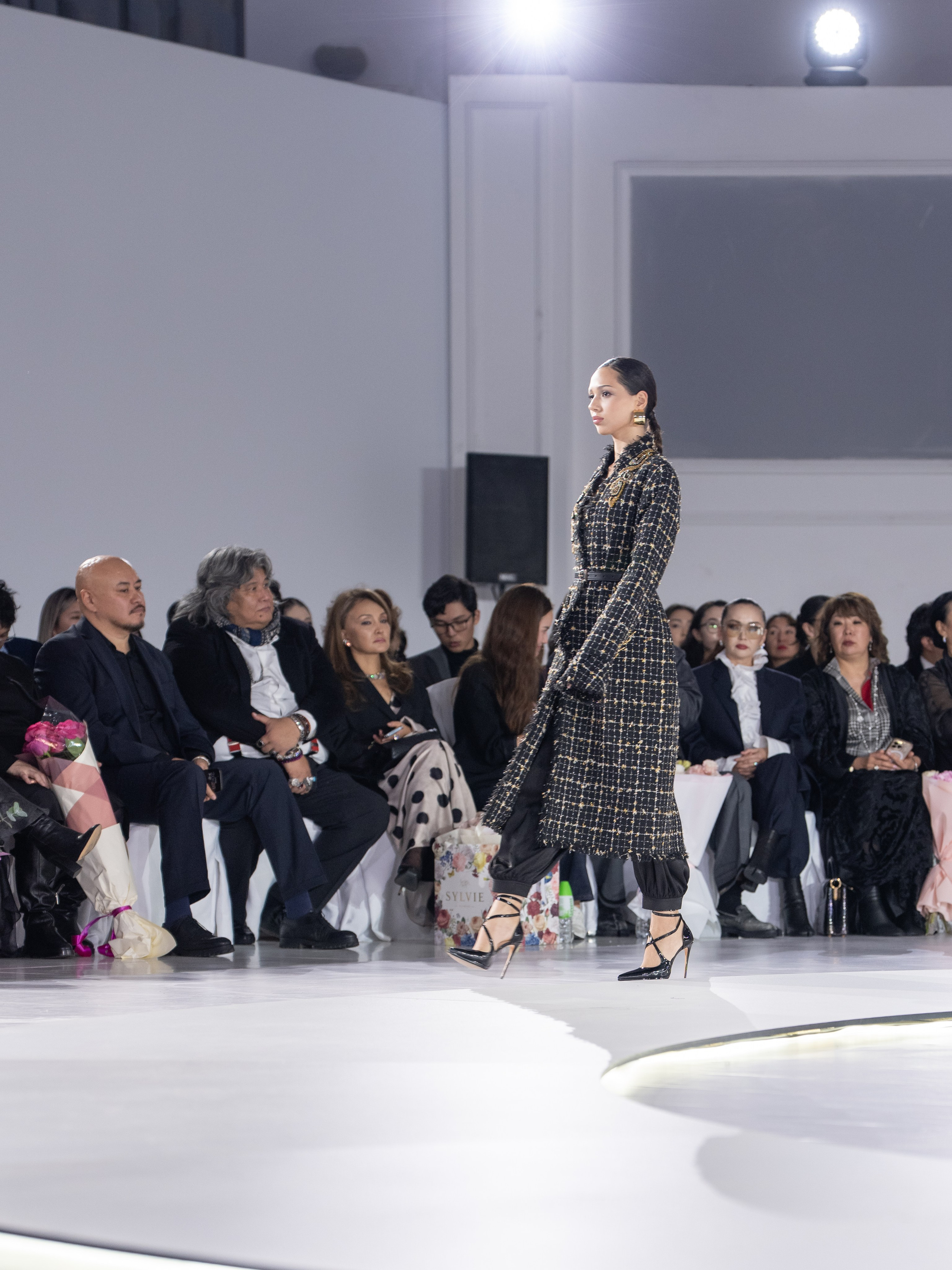 Дизайнер Aida Kaumenova. Сайт Алматинского НЮ АРТ, будуар и фэшн фотографа Дениса Карпенко