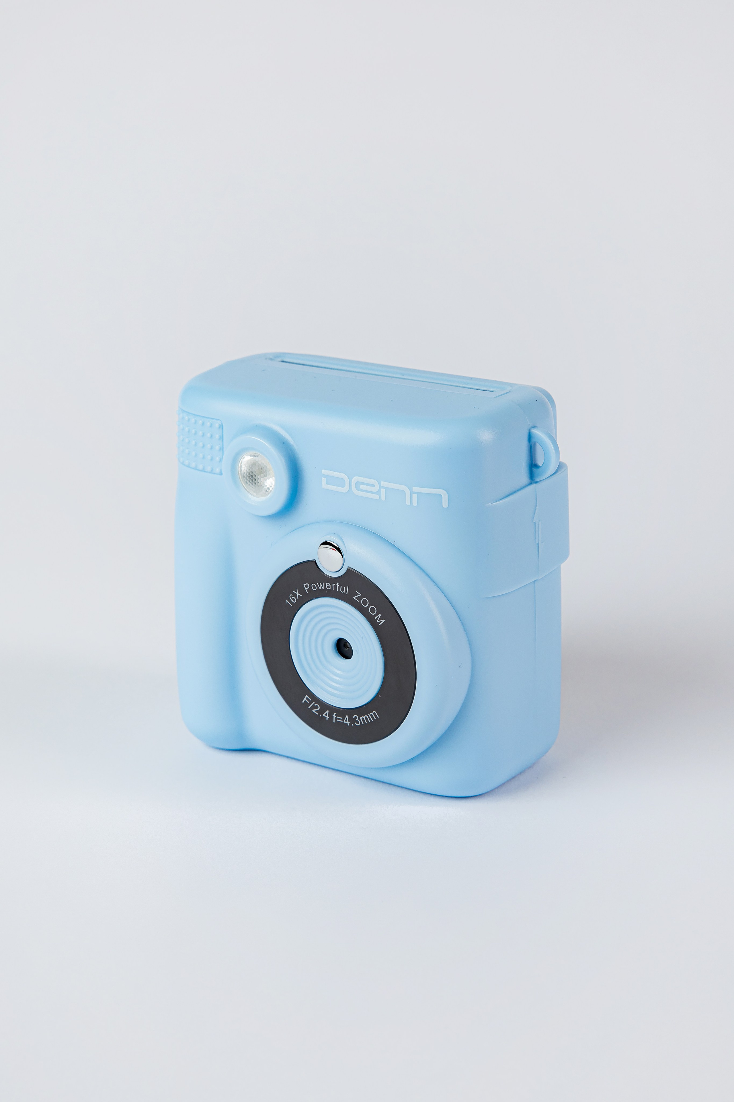 Фотоаппарат моментальной печати на белом фоне