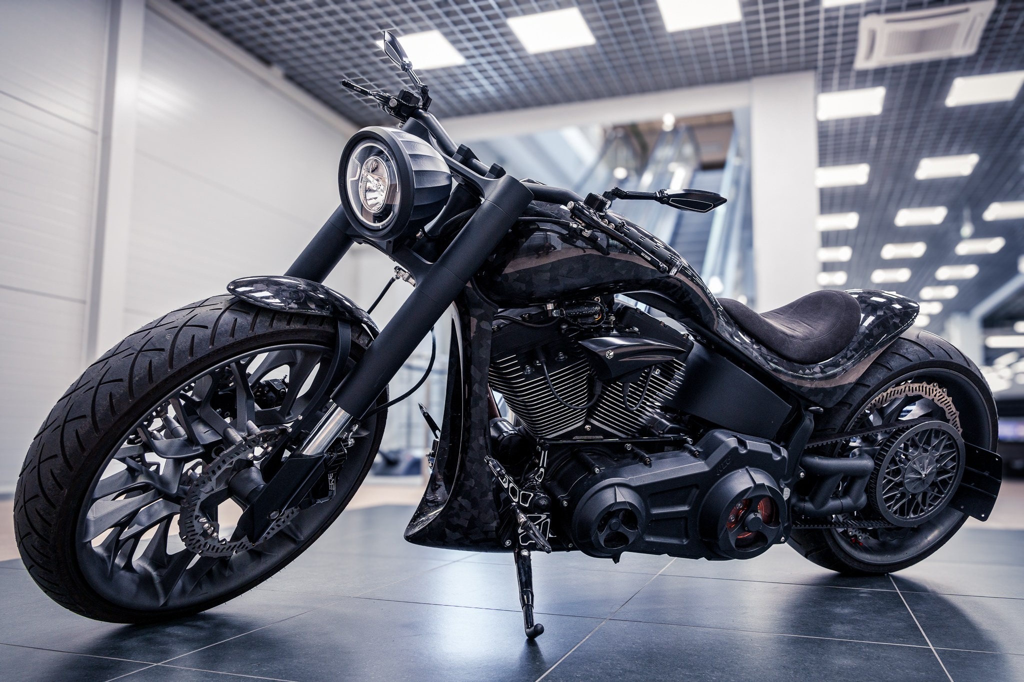 Художественная интерьерная фотография мотоцикла GAZ Custom