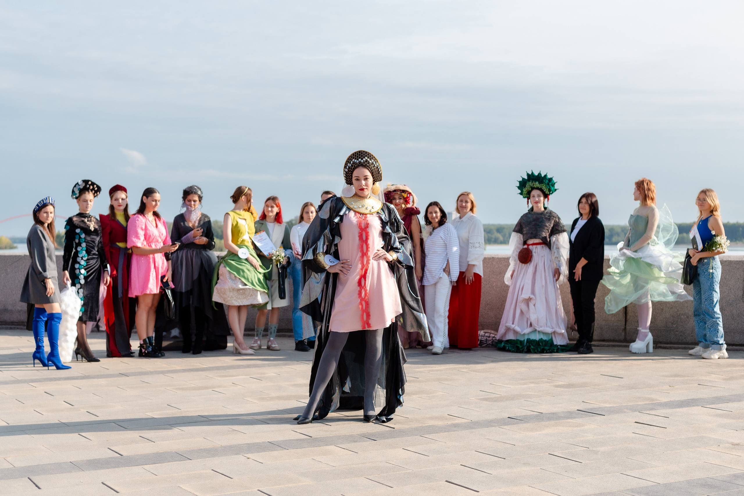 Модельный показ на набережной. Портретный и репортажный фотограф. Мыльников Илья