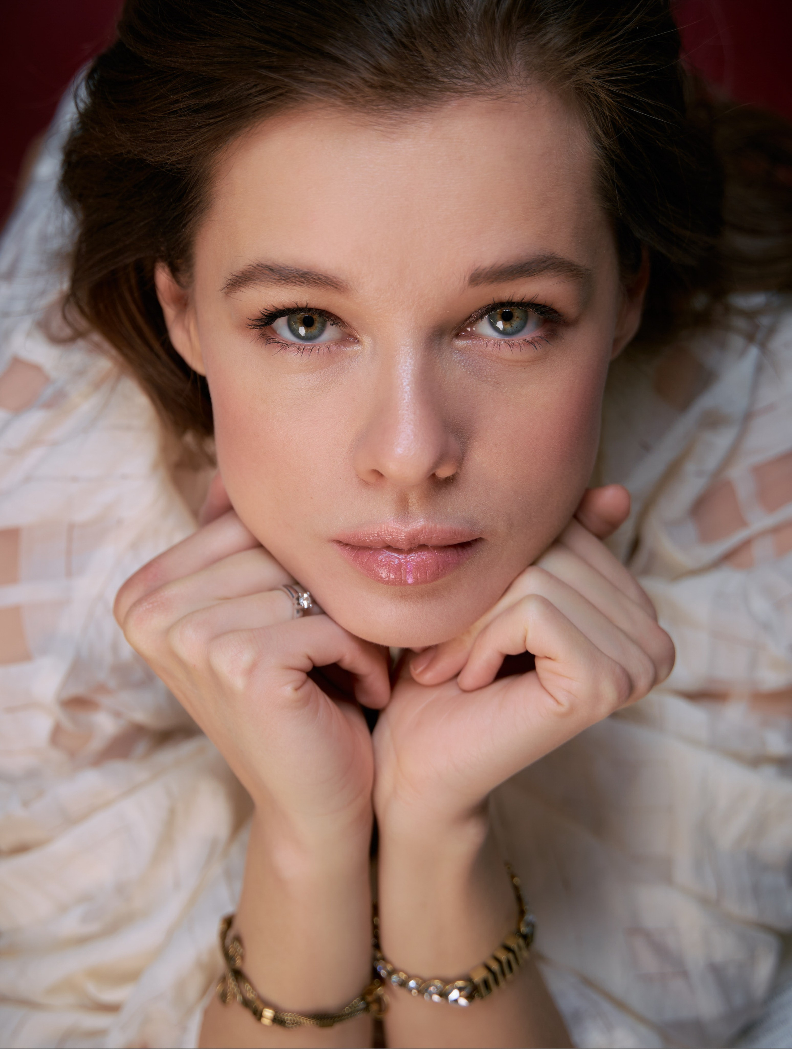  Актриса Екатерина Шпица крупным планом смотрит в глаза зрителю на фотографии Сергея Гаврилова