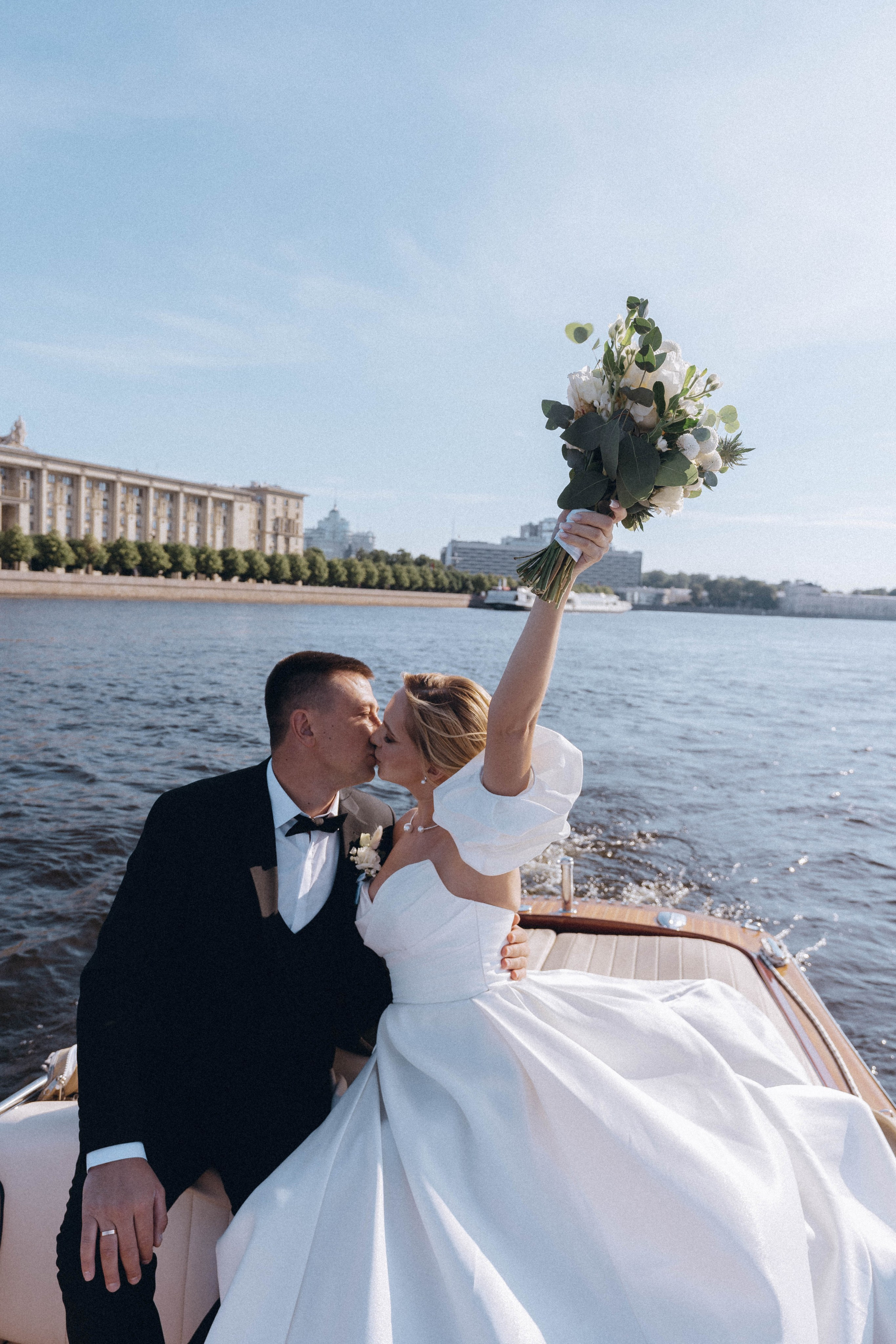 СВАДЕНБНАЯ СЬЕМКА НА КАТЕРЕ ПО КАНАЛАМ САНКТ-ПЕТЕРБУРГА И В АКВАТОРИИ НЕВЫ. Профессиональный фотограф, Санкт-Петербург — Виктория Богомолова