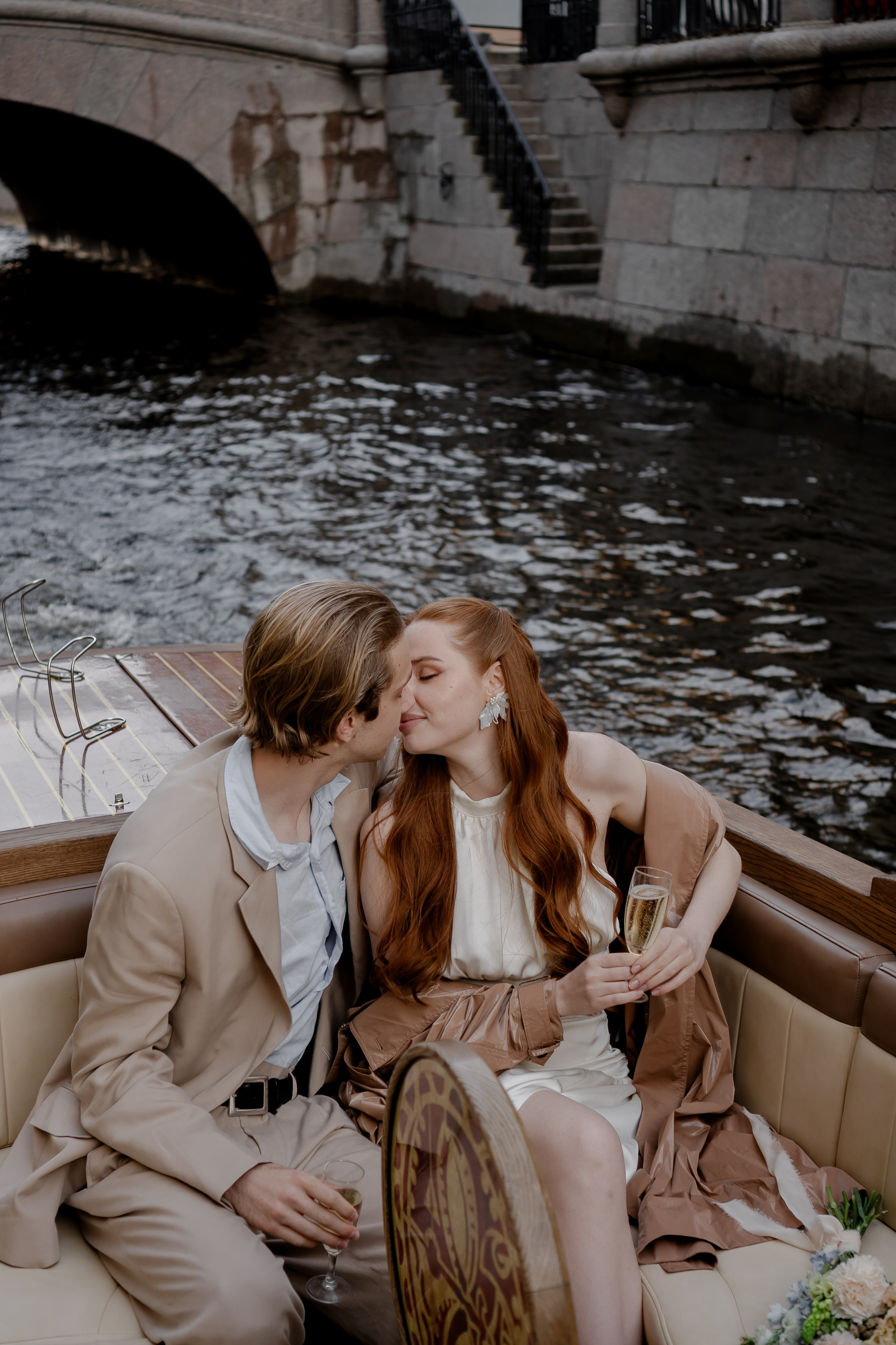 СВАДЕНБНАЯ СЬЕМКА НА КАТЕРЕ ПО КАНАЛАМ САНКТ-ПЕТЕРБУРГА И В АКВАТОРИИ НЕВЫ. Профессиональный фотограф, Санкт-Петербург — Виктория Богомолова