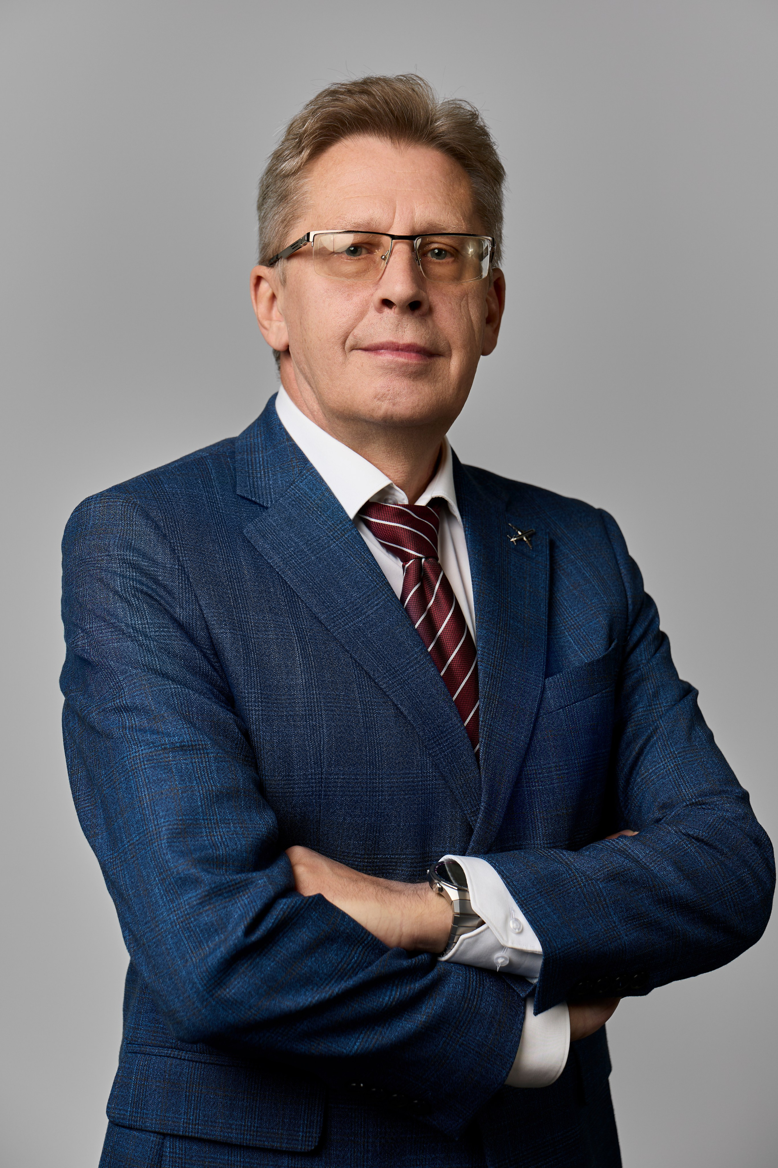 Фотография руководителя компании в студии с серым фоном в Москве.