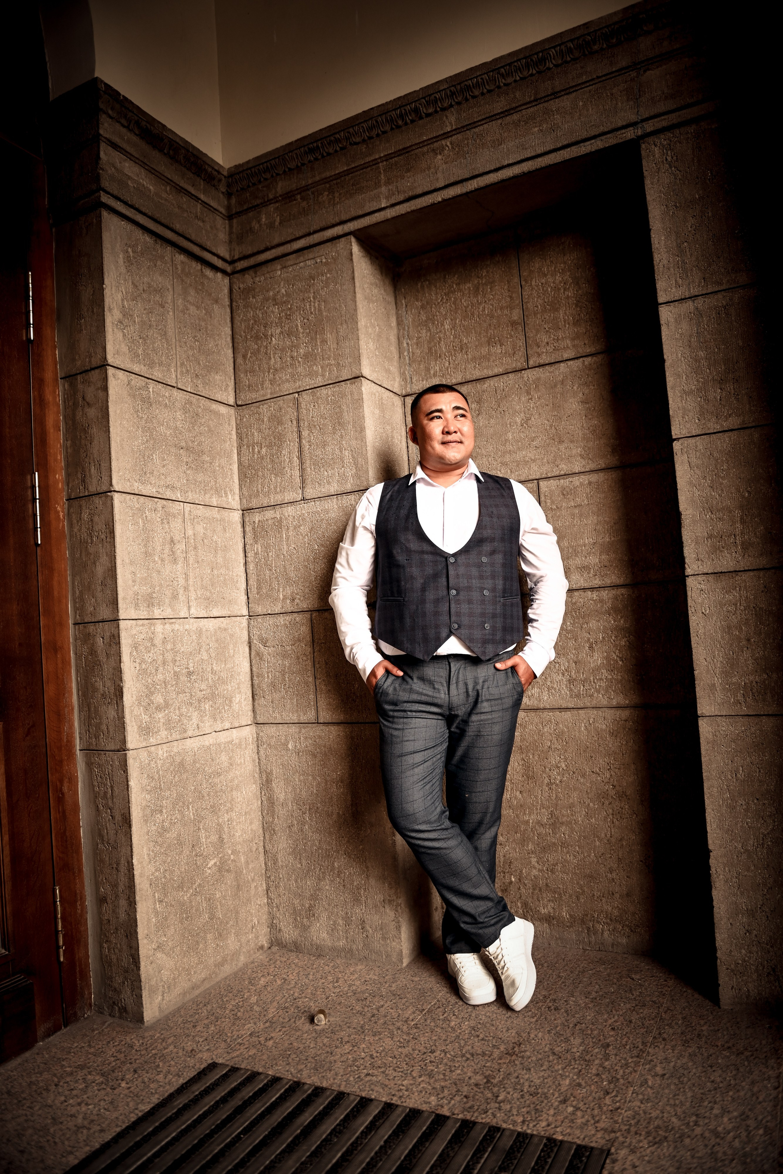 Небольшая свадебная серия в музее и прогулкой под дождем Эльмиры и Ризата. Свадебный, семейный, детский, контент фотограф в Омске Максим Ильин