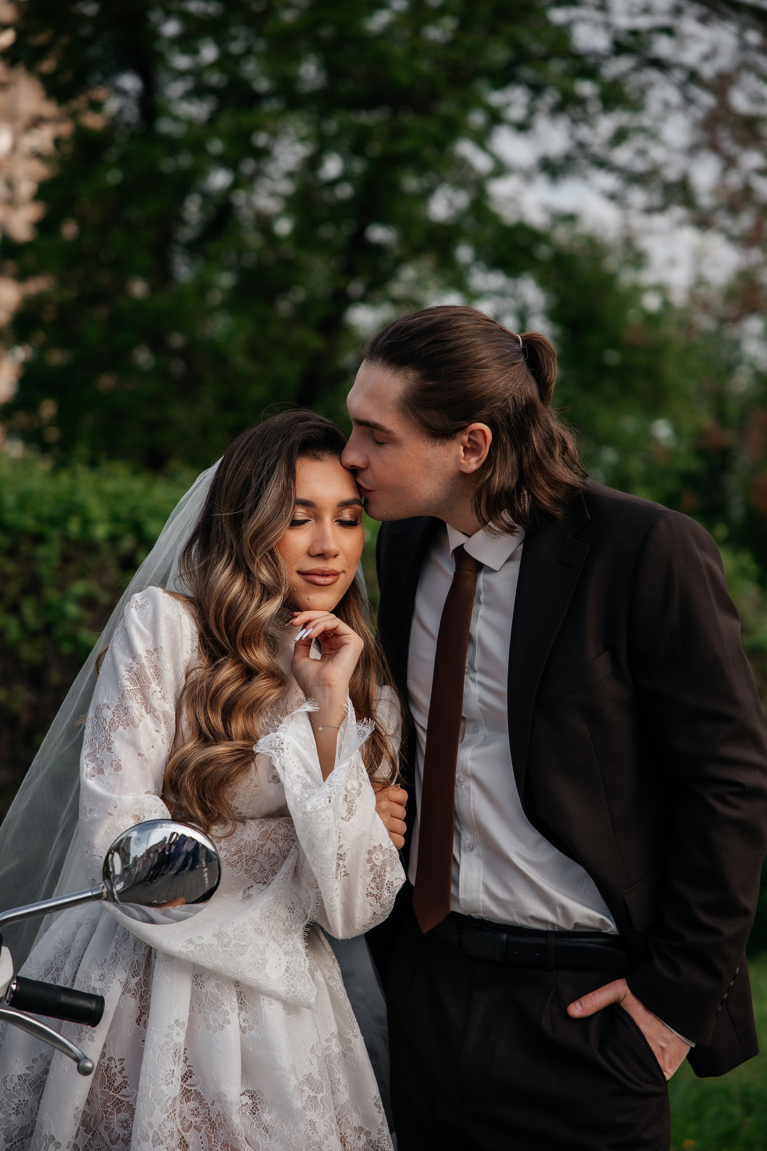 Свадебная прогулка у высотки на Кудринской площади. Свадебный и семейный фотограф в Москве Красинская Мария