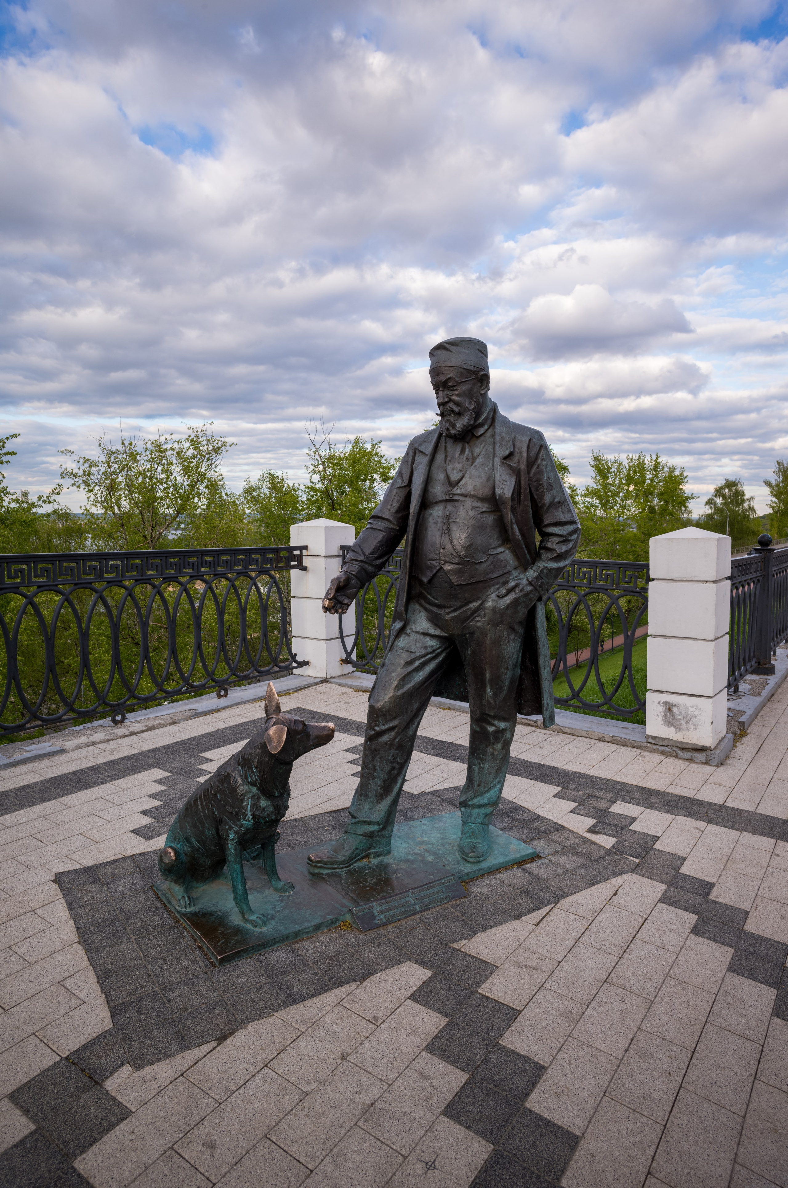 Памятник Собачье сердце на набережной в Нижнем Новгороде