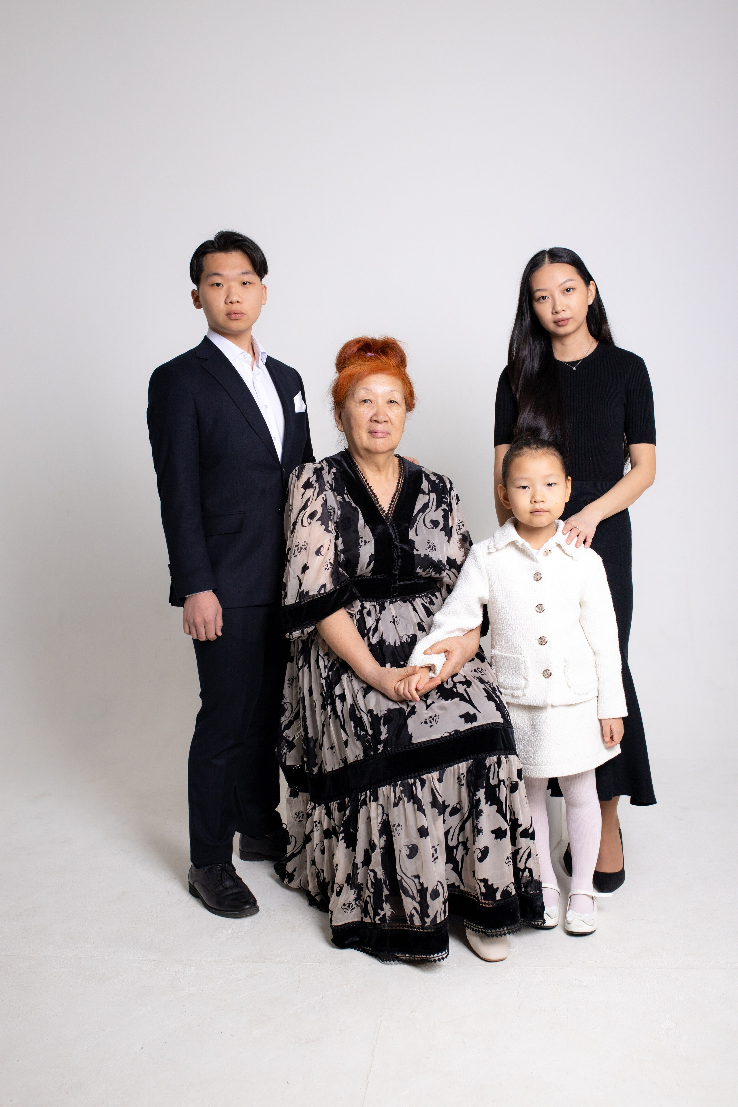 Семейная фотосессия на циклораме с импульсным светом. Фотограф в Железнодорожном и Балашихе