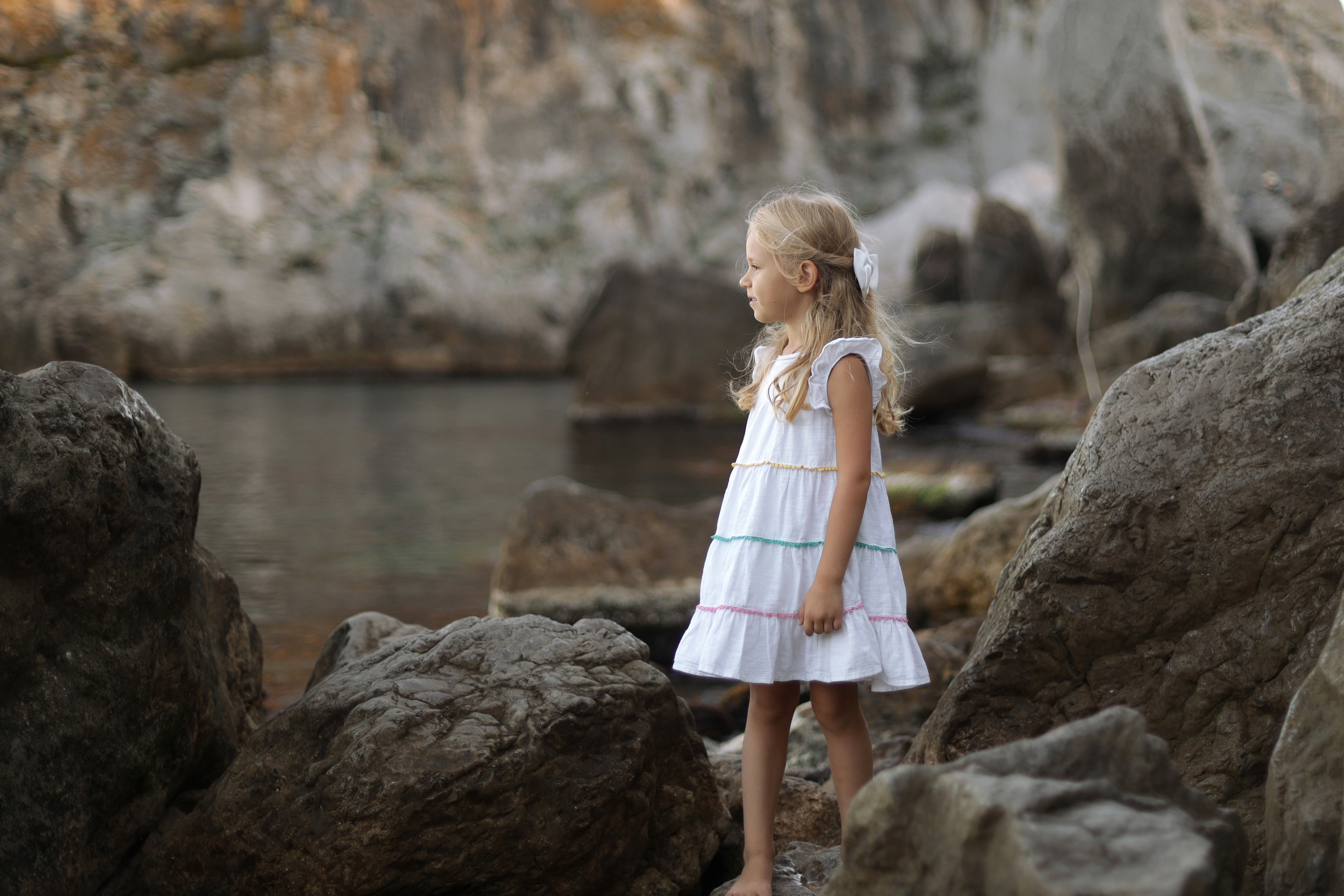 Арина у скал. Бочарова Мария — школьный фотограф Апрелевка, Новая Москва, Московская область