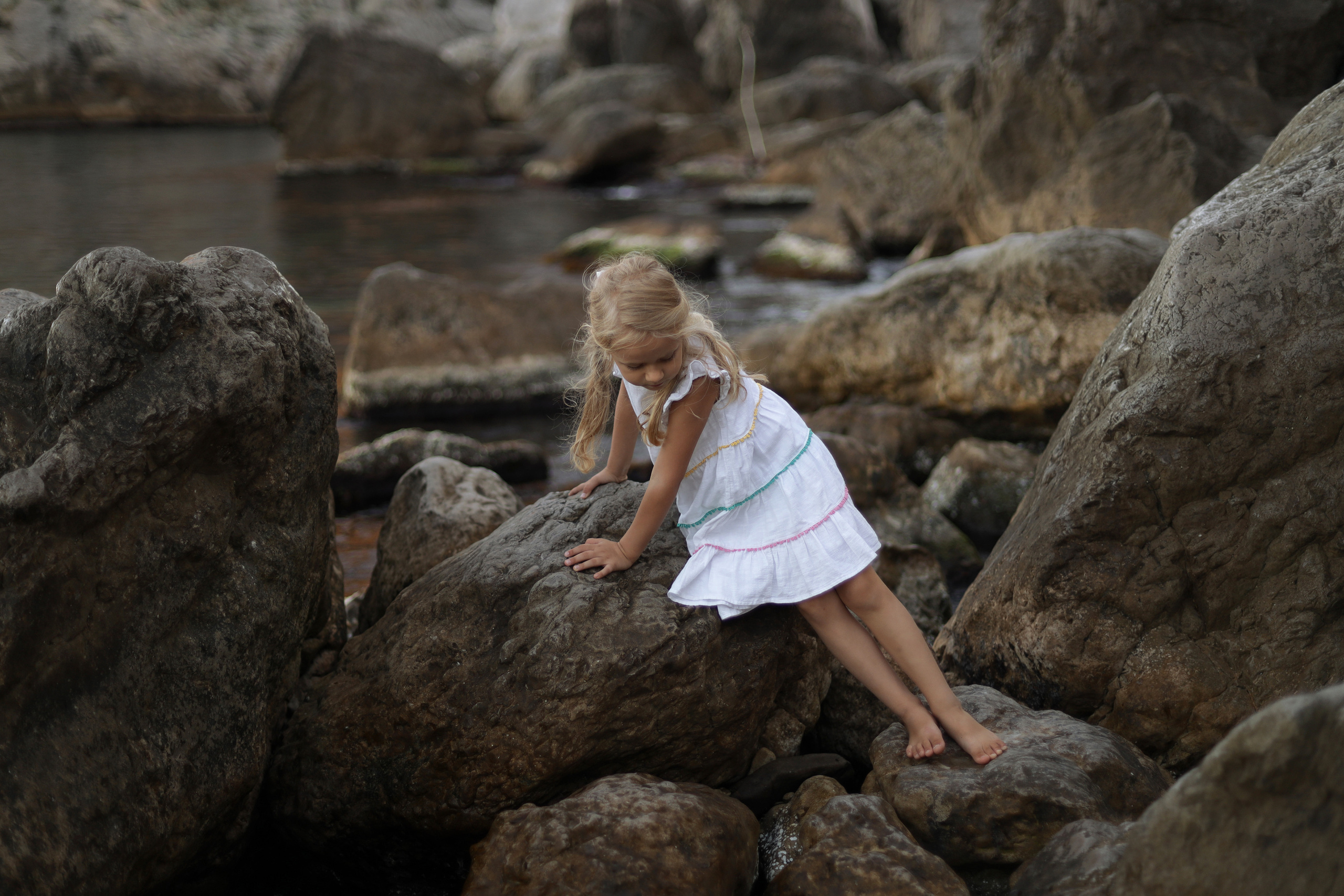 Арина у скал. Бочарова Мария — школьный фотограф Апрелевка, Новая Москва, Московская область