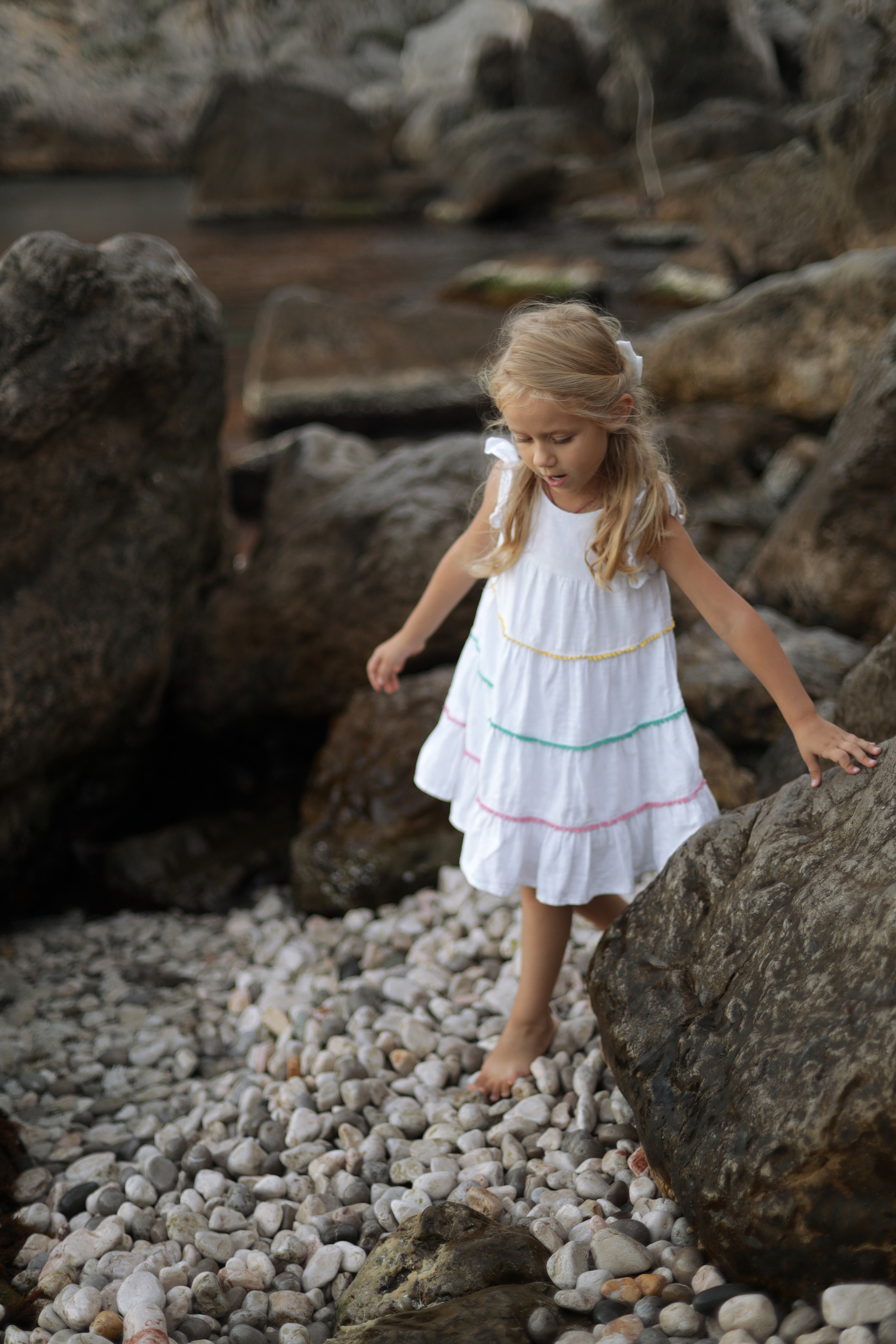 Арина у скал. Бочарова Мария — школьный фотограф Апрелевка, Новая Москва, Московская область