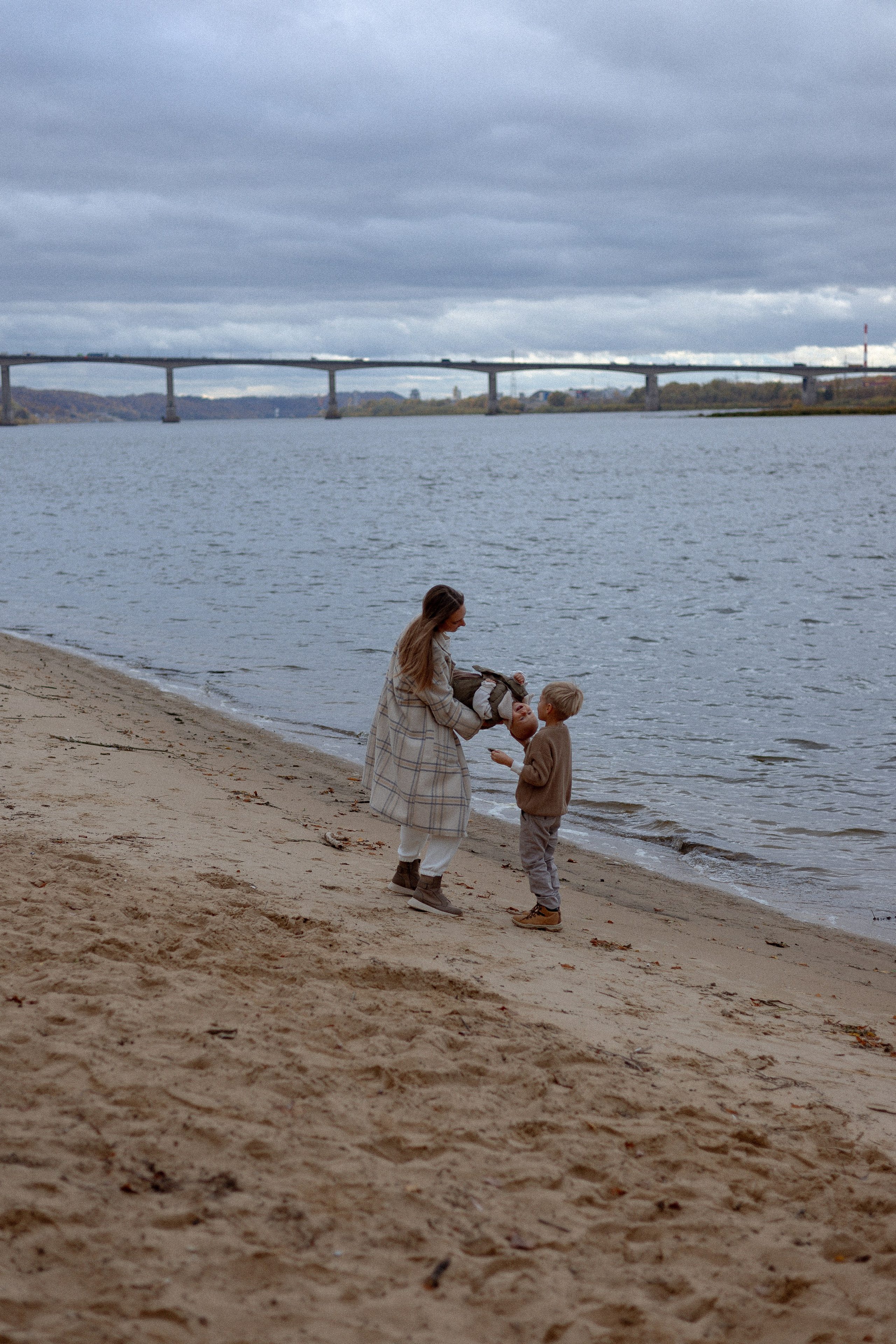 Прогулка у реки. Свадебный и семейный фотограф Ксения Маллер