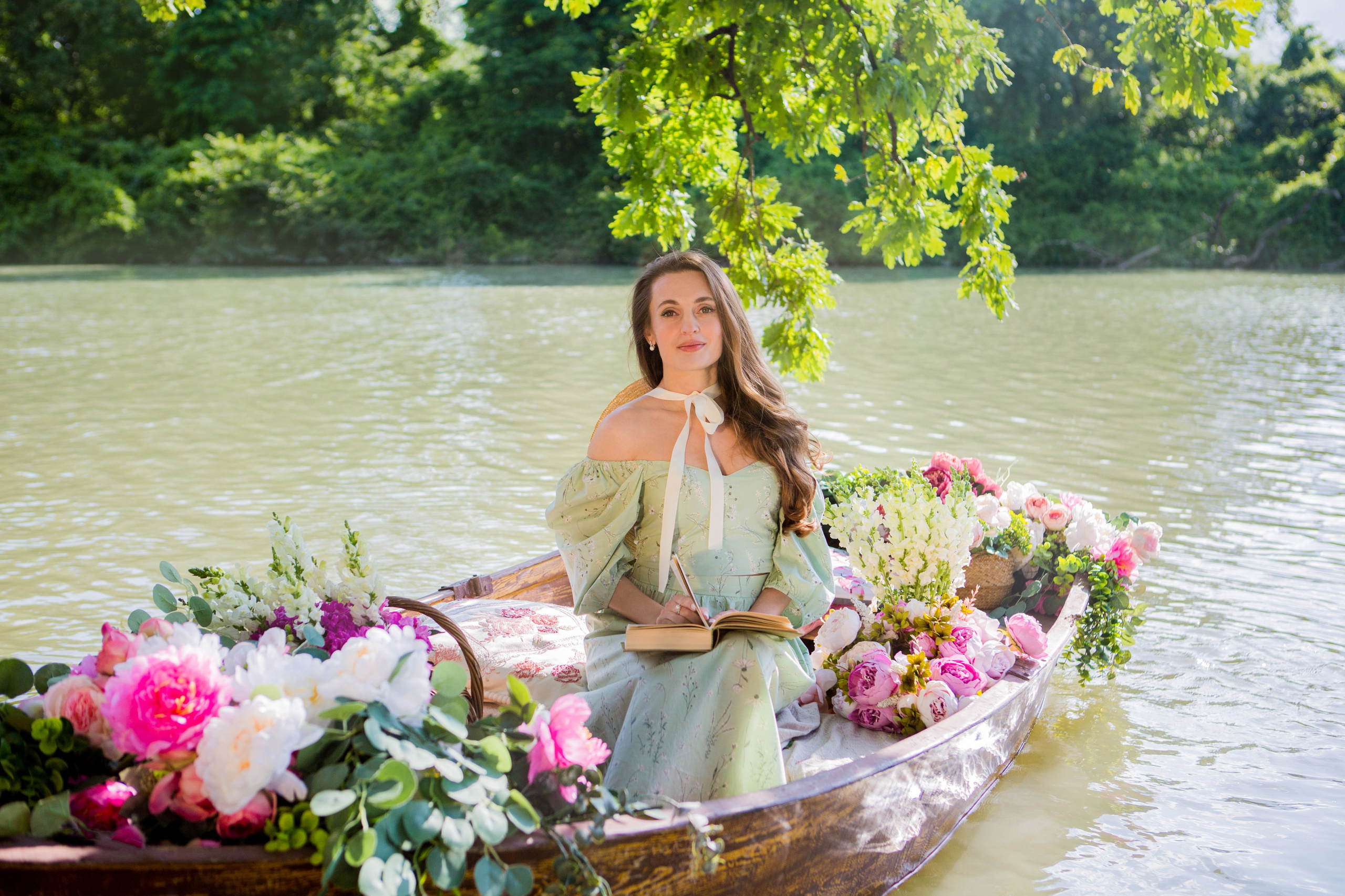 Лодка с пионами. Свадебный семейный и детский фотограф в Краснодаре Карина Федоровская