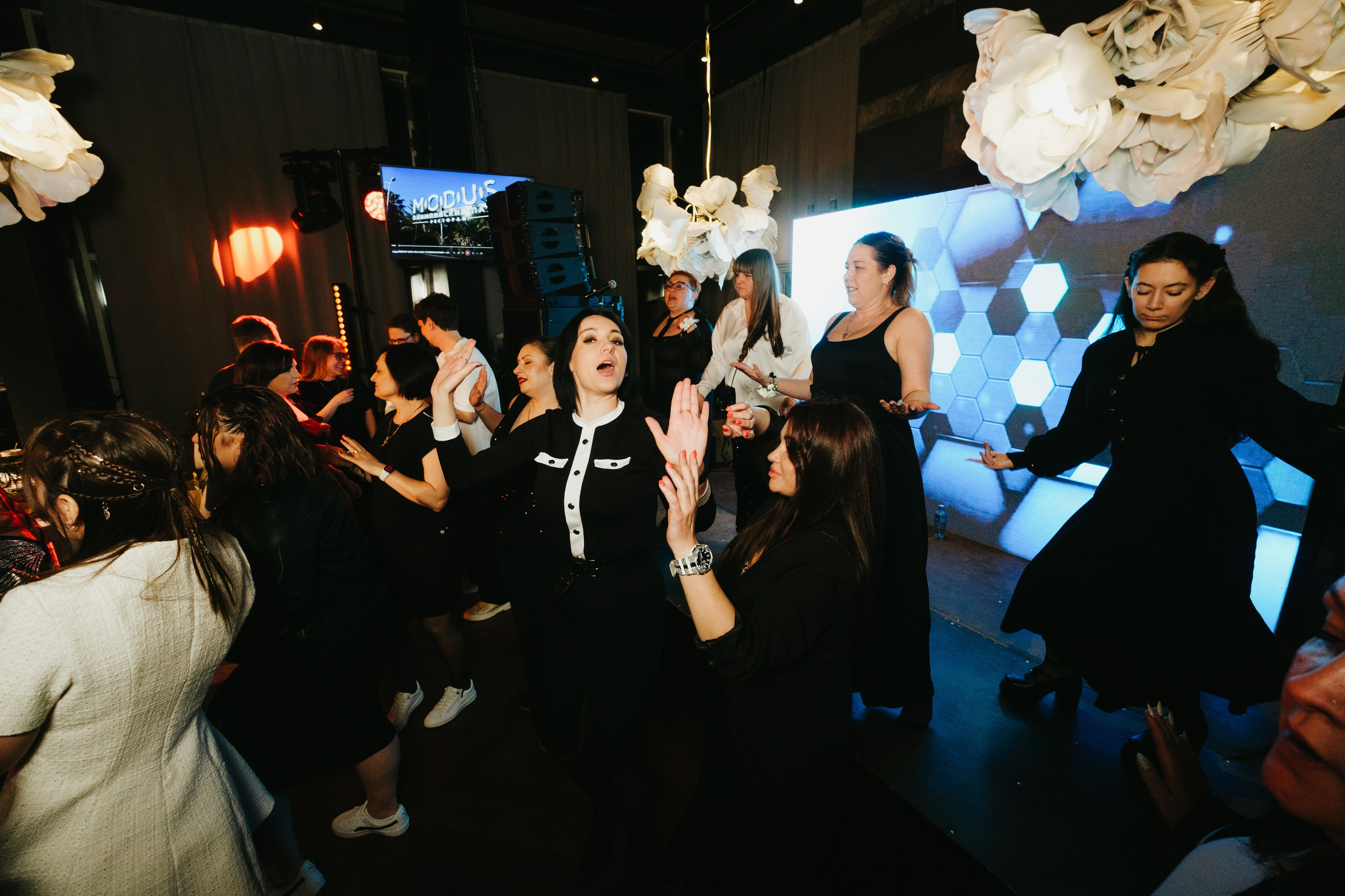 Корпоратив в Сириусу (Адлер) 10 лет компании. Свадебный фотограф Денис Ожигин в Краснодаре и крае. Эмоциональная и стильная съемка вашего дня