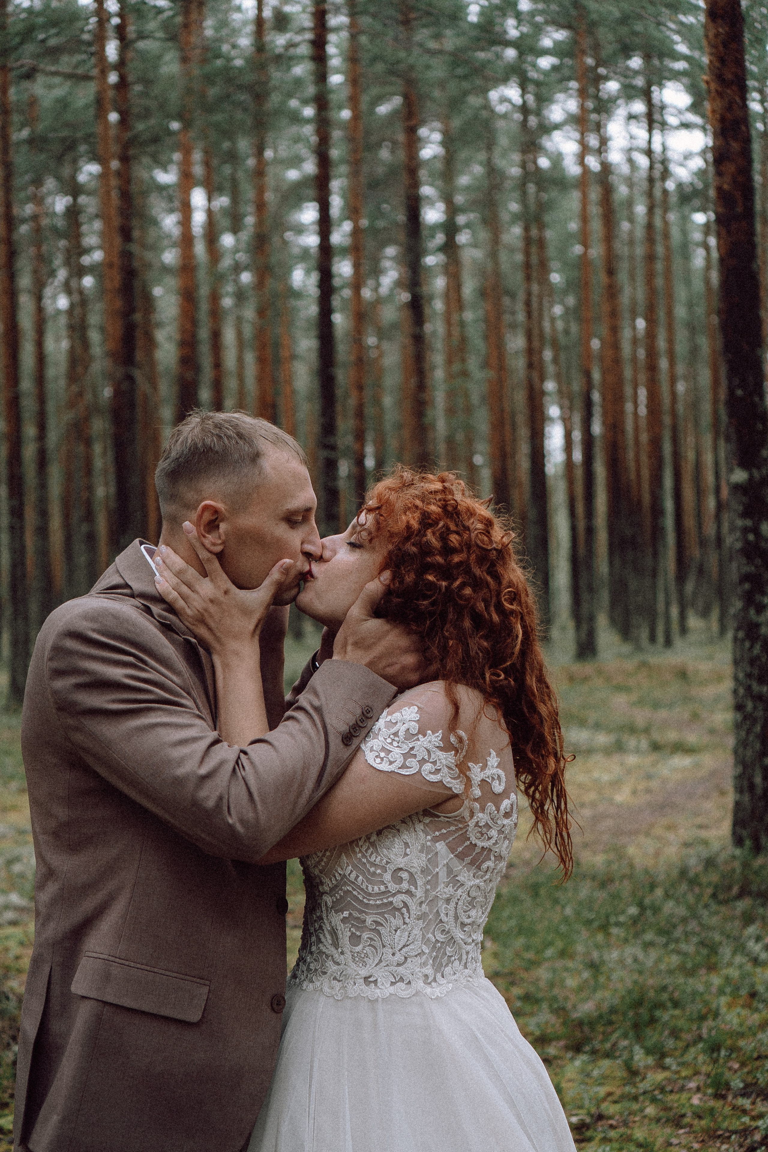 СВАДЕБНАЯ ФОТОСЕССИИЯ ПАРЫ В ГОРОДЕ ПРИОЗЕРСК В СОСНОВОМ ЛЕСУ И С ПИКАПОМ. Профессиональный фотограф, Санкт-Петербург — Виктория Богомолова