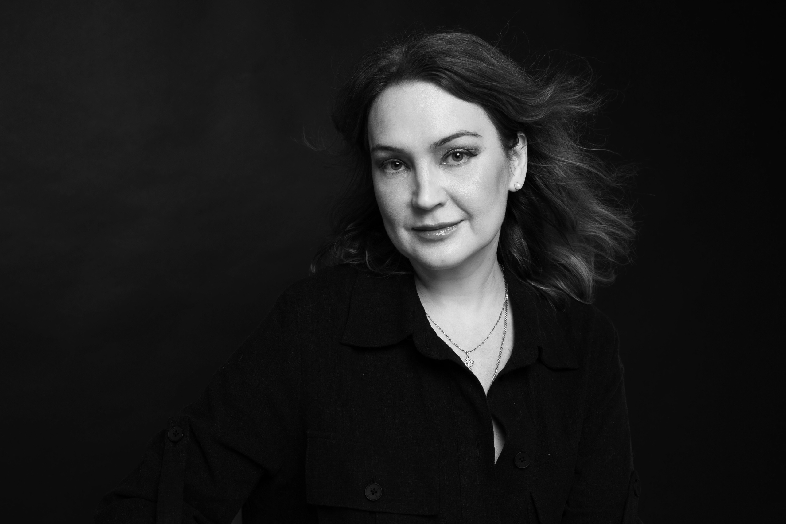 Черно-белый крупный план для портфолио, психологический женский портрет, минимализм в студии Санкт-Петербург