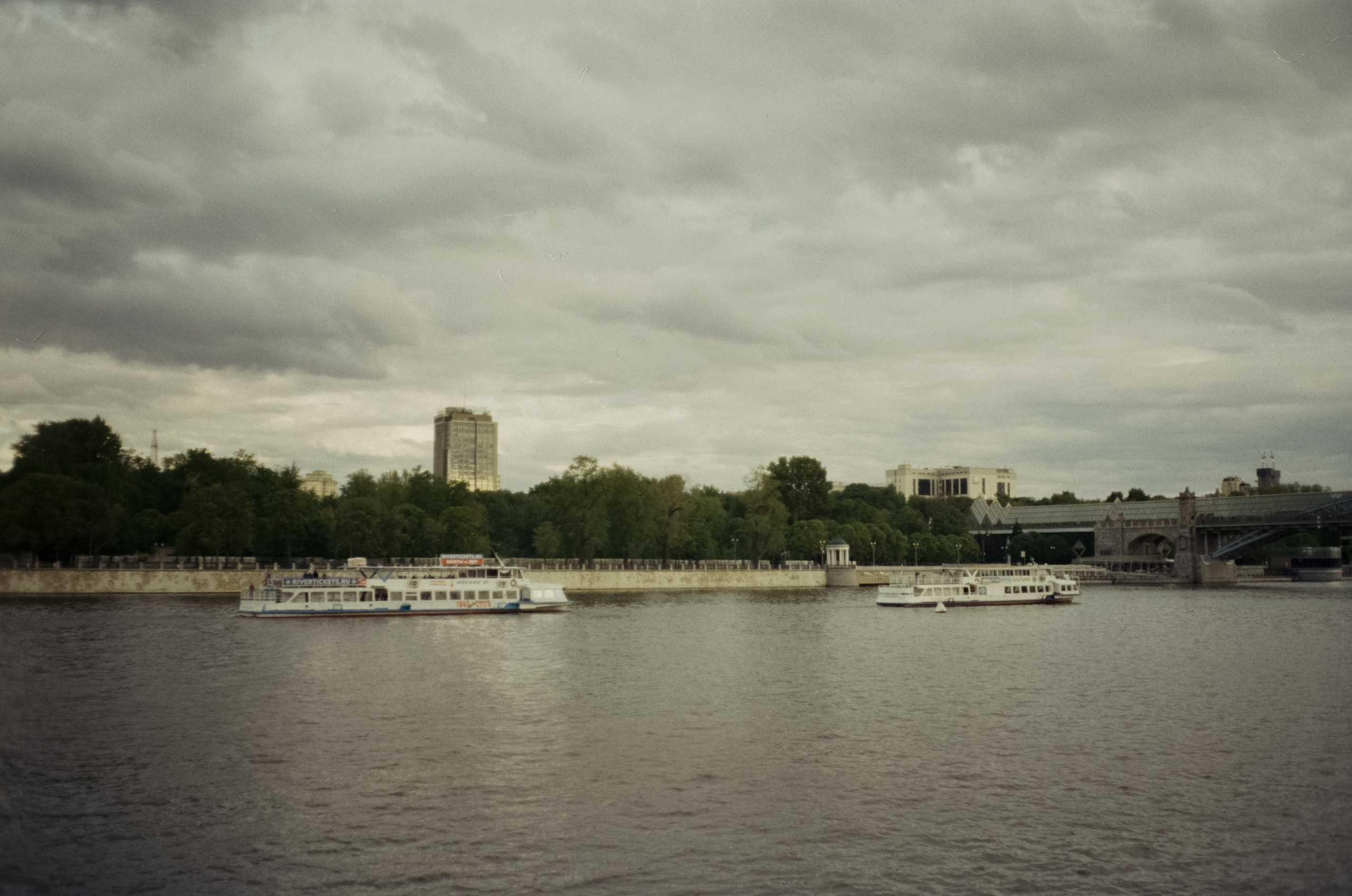 Ricoh FF-1 gray | Perspekriva expired Vision 200D | Фрунзенская набержная 5 мая 2025 года