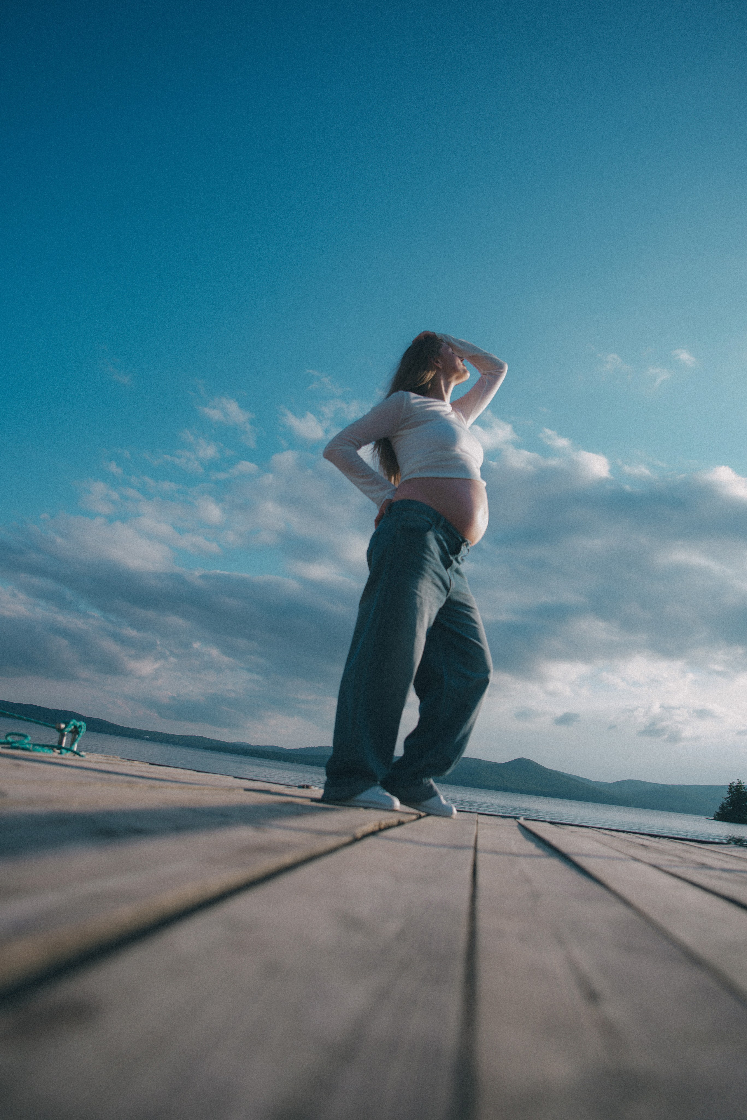 девушка на пирсе