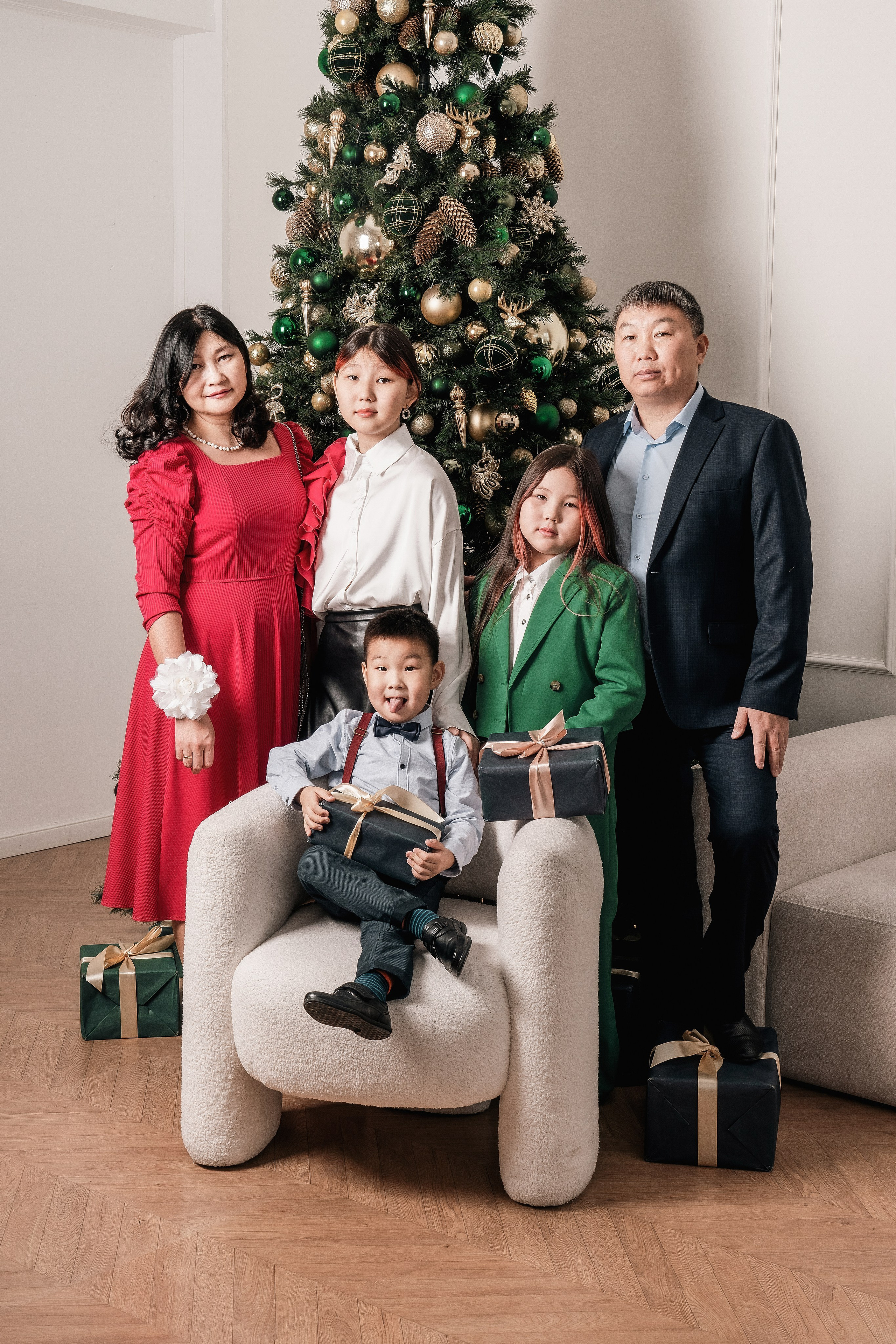 Семейная новогодняя фотосессия «Максимум». Занимаюсь профессиональной фотографией и живу рядом с Байкалом. Работаю в разных жанрах