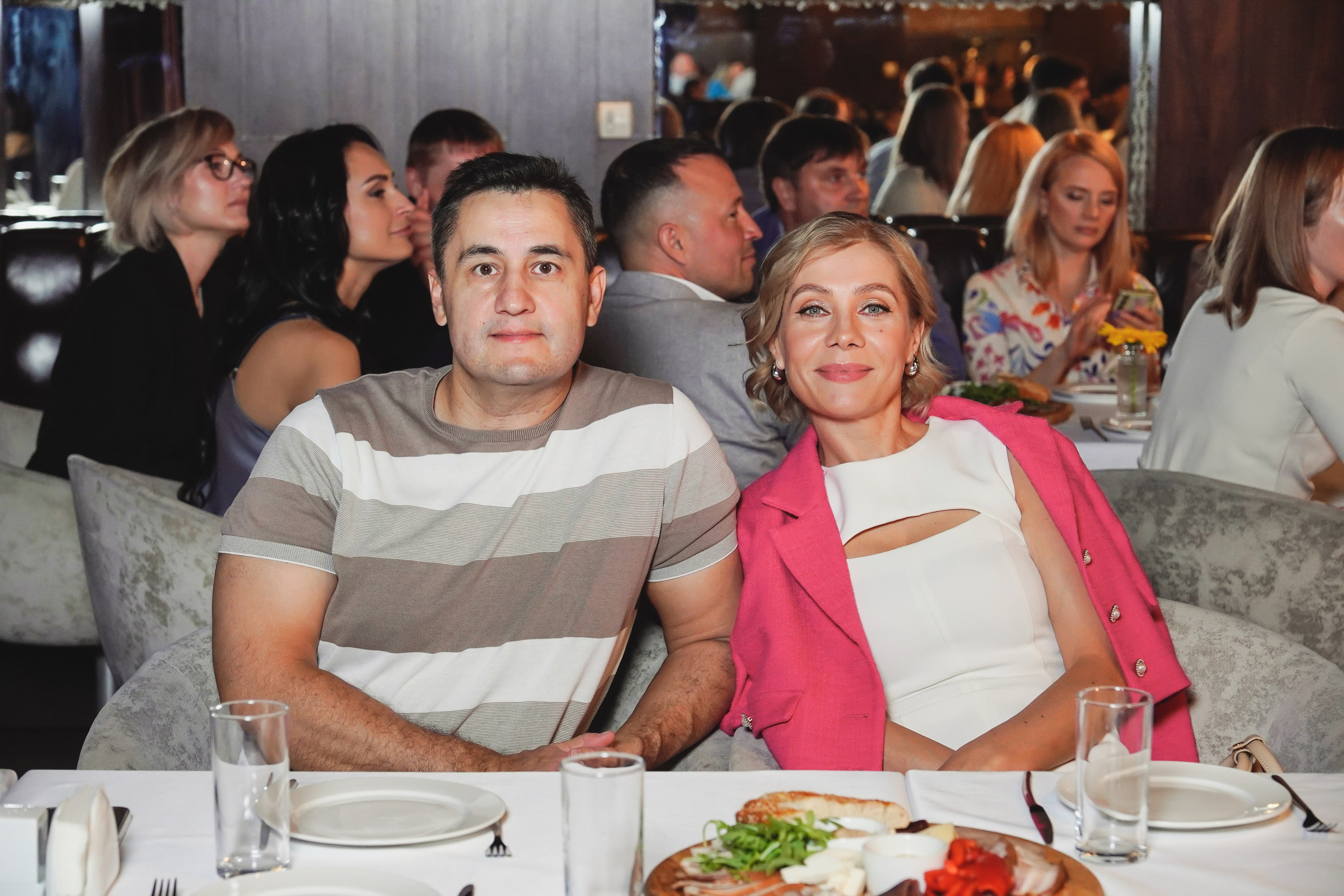 Выпускной. Занимаюсь профессиональной фотографией и живу рядом с Байкалом. Работаю в разных жанрах