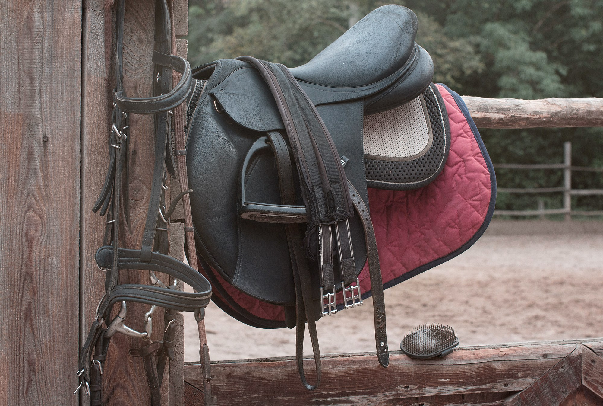Седло для верховой езды крупным планом. Съёмка в конном клубе, Хабаровск.