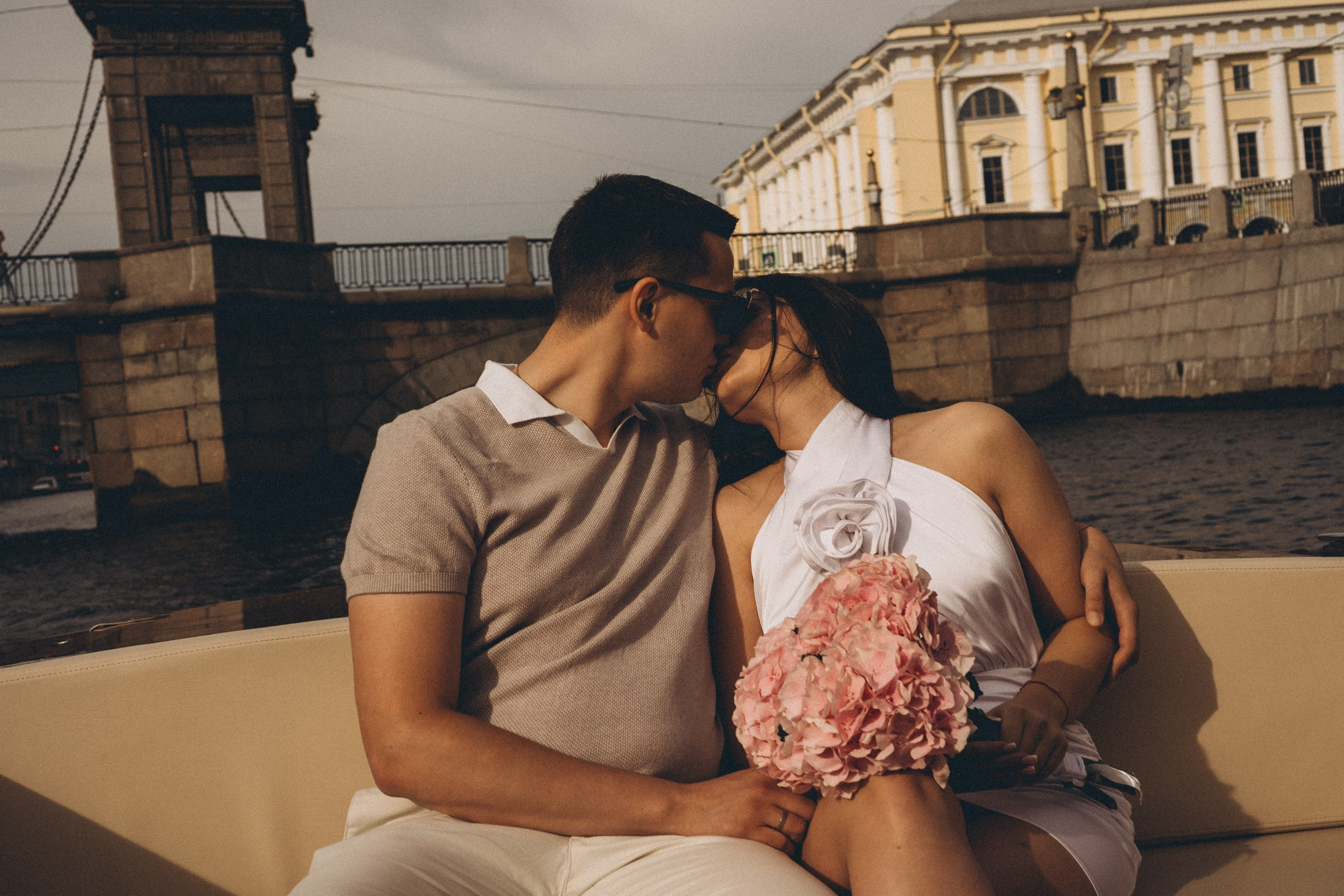 СВАДЕНБНАЯ СЬЕМКА НА КАТЕРЕ ПО КАНАЛАМ САНКТ-ПЕТЕРБУРГА И В АКВАТОРИИ НЕВЫ. Профессиональный фотограф, Санкт-Петербург — Виктория Богомолова