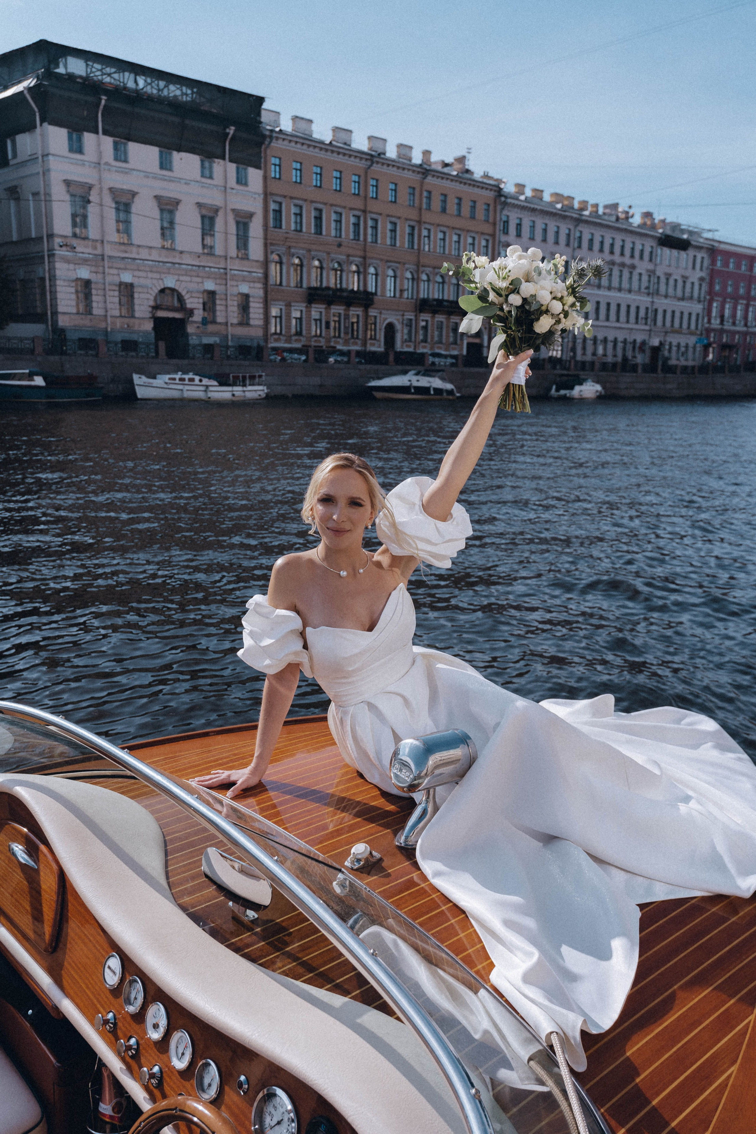 СВАДЕНБНАЯ СЬЕМКА НА КАТЕРЕ ПО КАНАЛАМ САНКТ-ПЕТЕРБУРГА И В АКВАТОРИИ НЕВЫ. Профессиональный фотограф, Санкт-Петербург — Виктория Богомолова