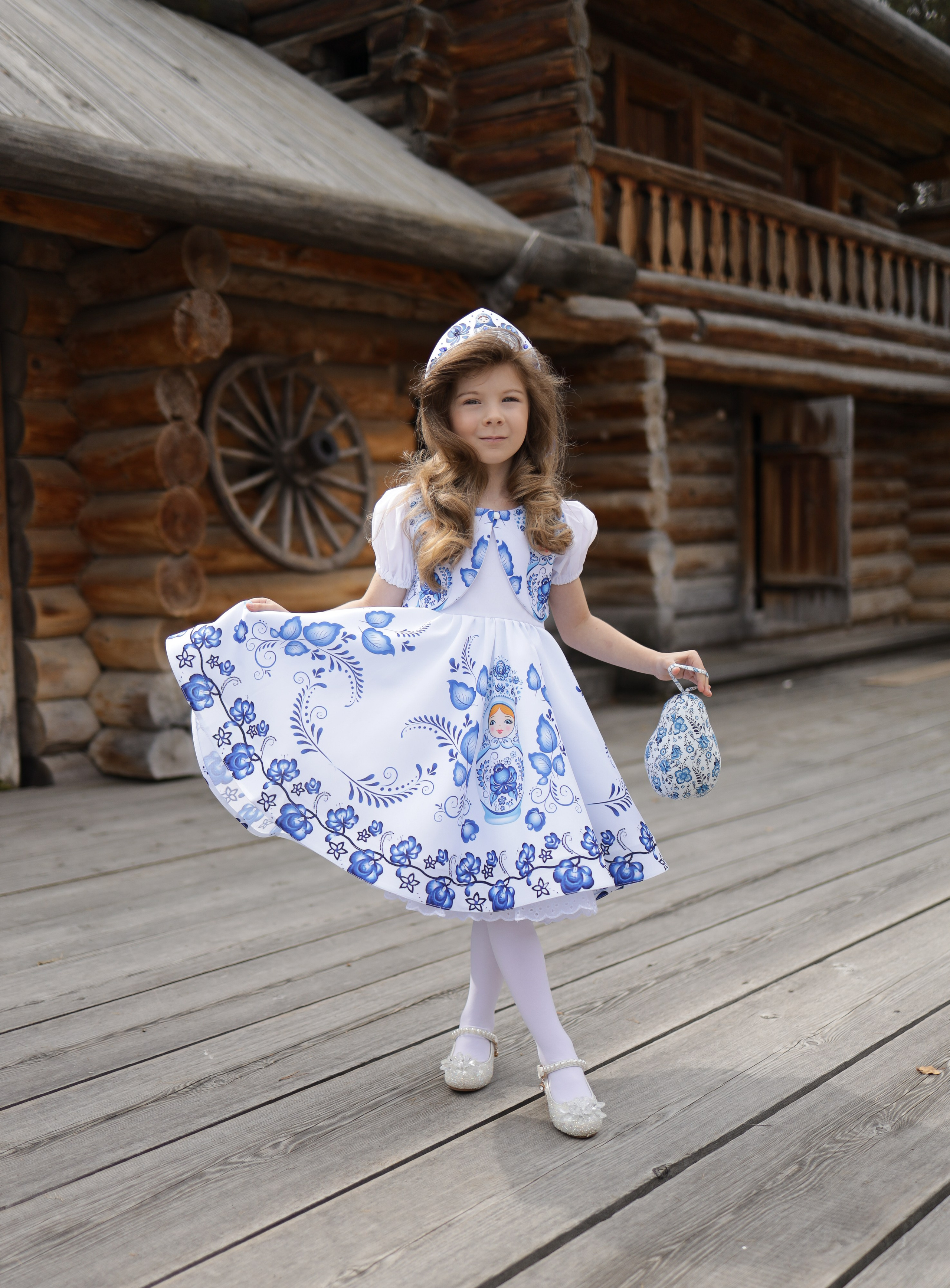 аренда наряда "матрёшка гжель". В состав костюма входит сарафан, балеро. Кокошник оплачивается отдельно! Стоимость проката сутки 2000р. с кокошником 2200р. рост модели на фото 110 см.