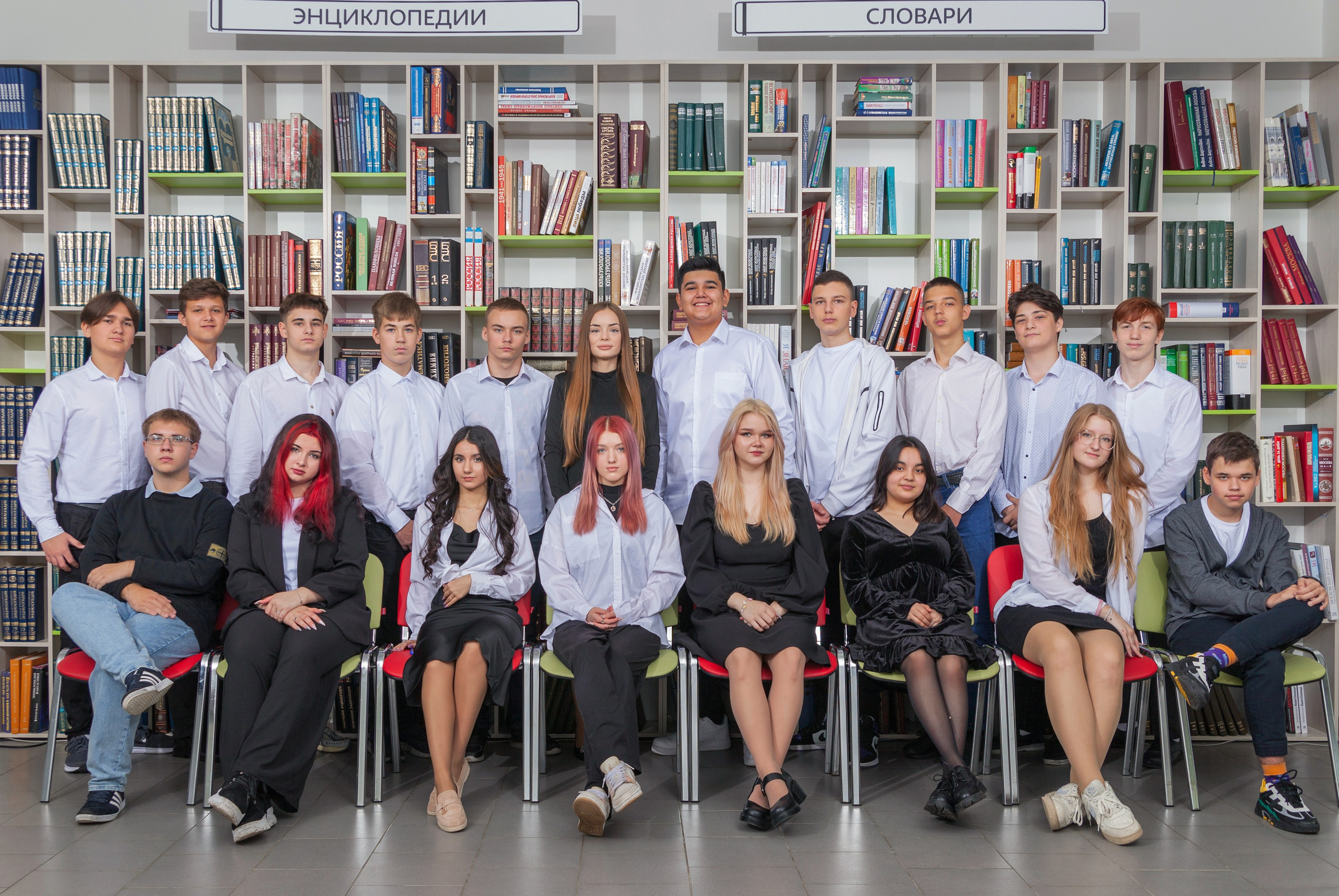 Общая фотография 11 класса снятая в библиотеке