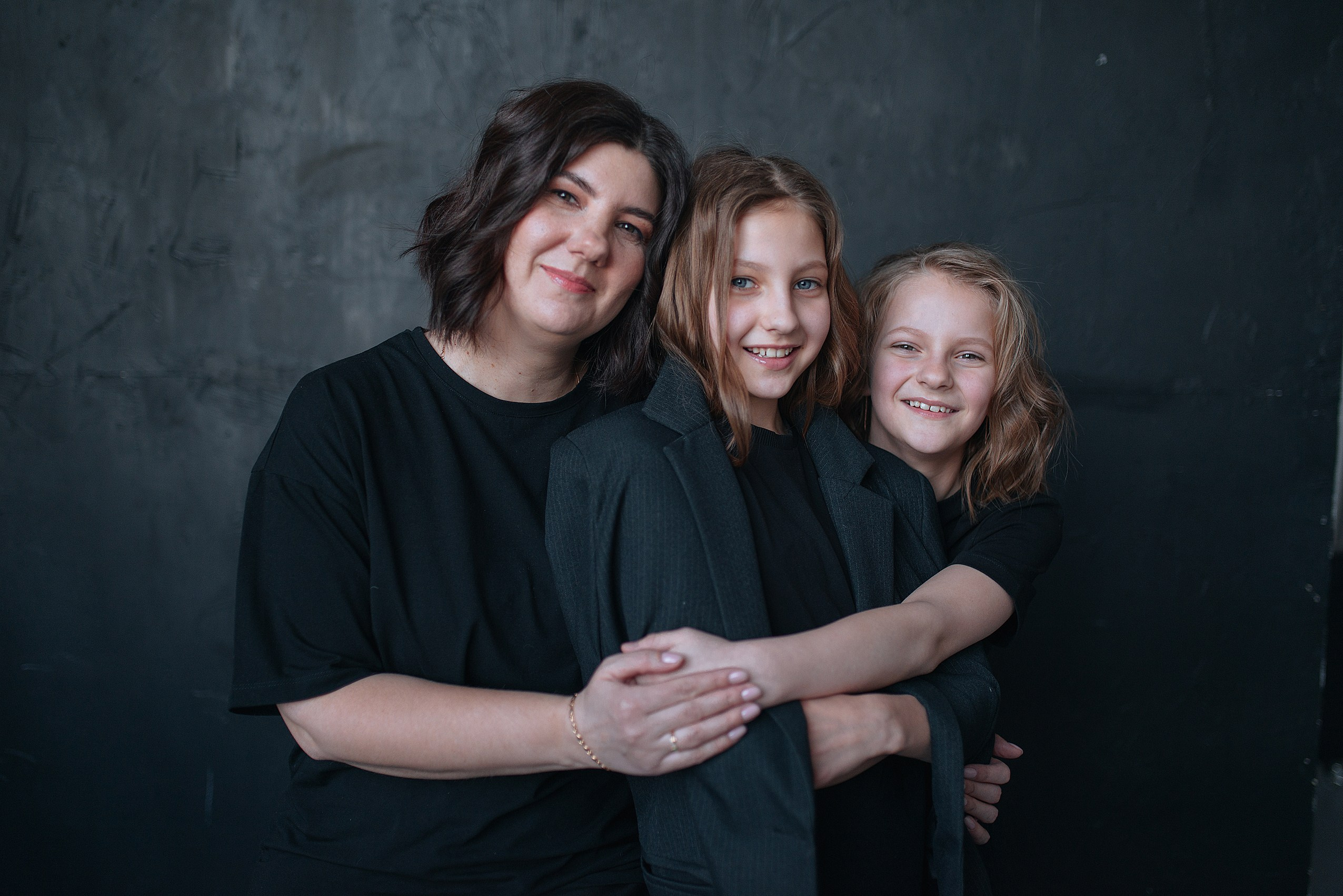 Фотосессия мама с дочками в стиле минимализм. Семейный фотограф Дарья Едапина Новосибирск. Фотограф Дарья Едапина Новосибирск