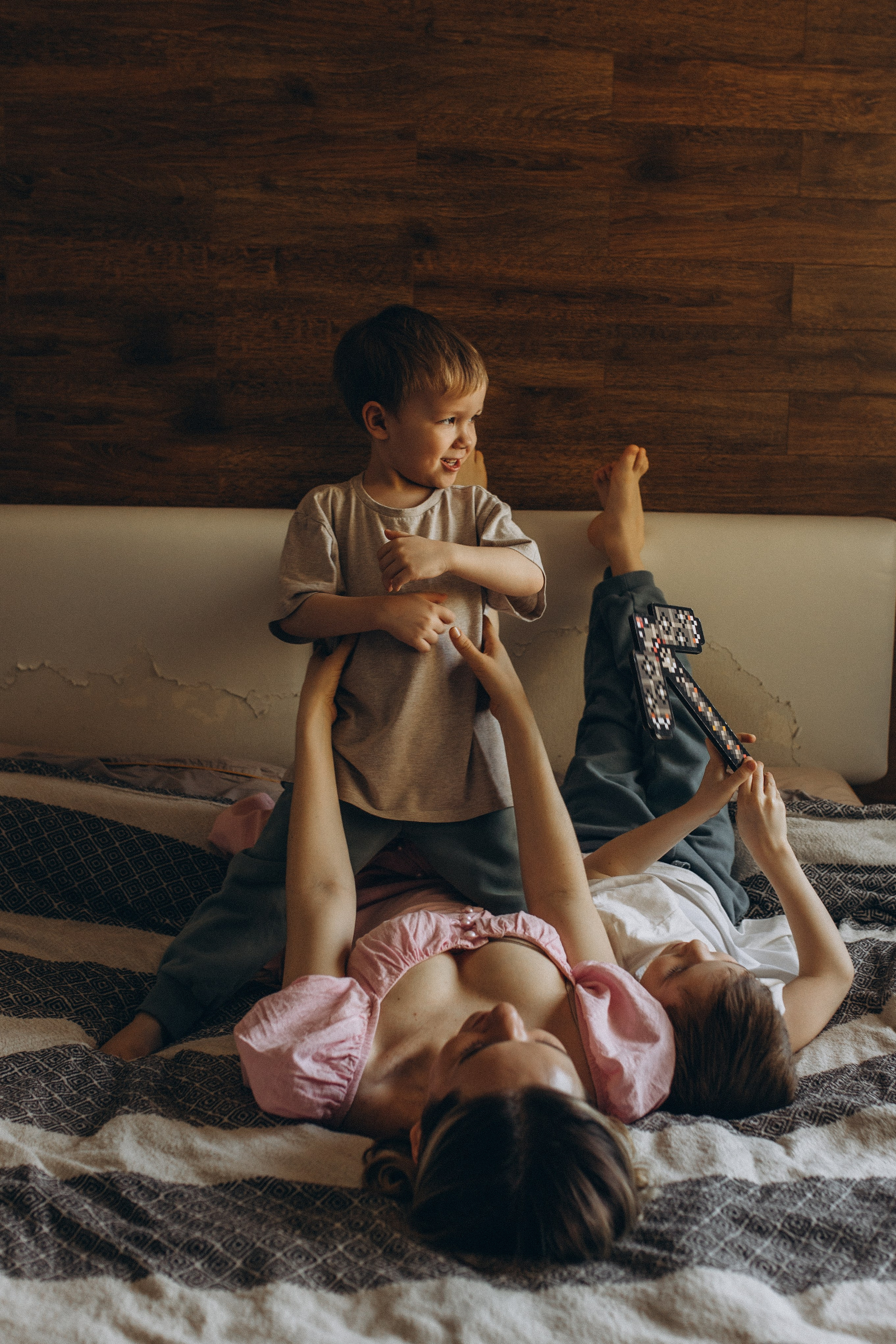 Аня с сыновьями. Семейный фотограф lifestyle в Новосибирске Елена Шпилевая