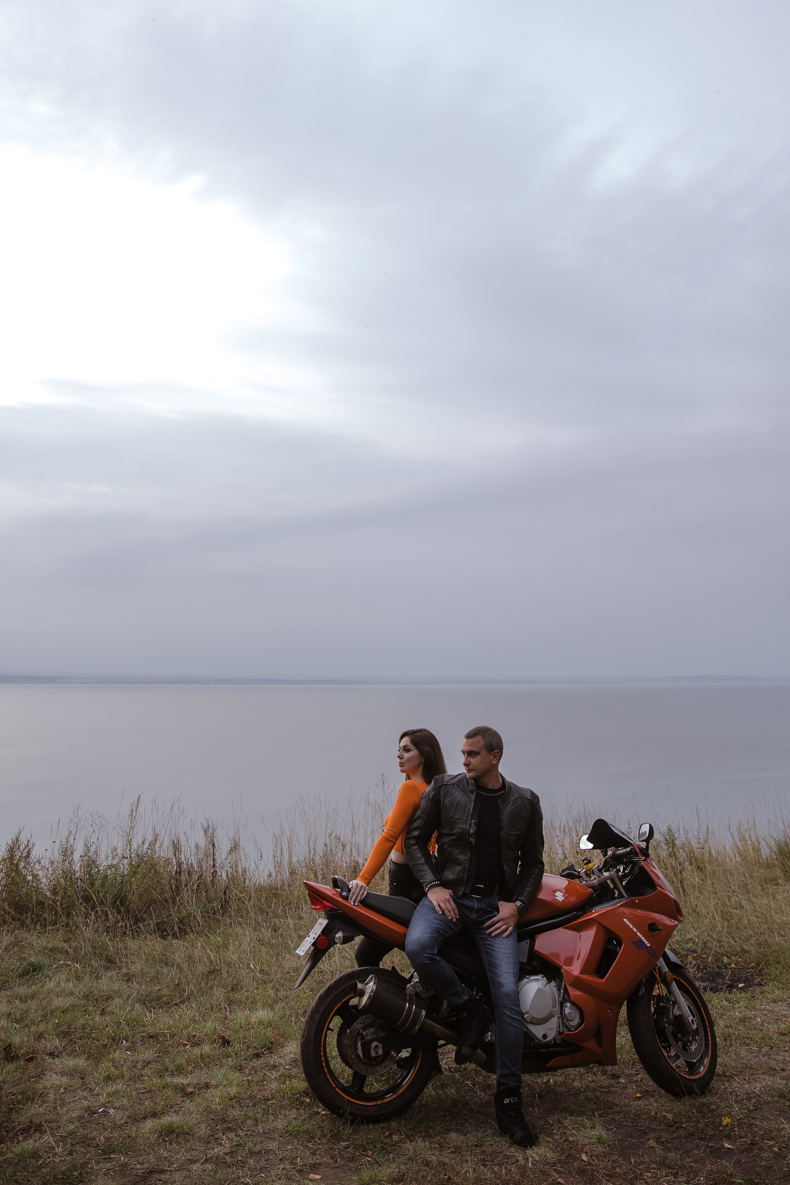 Фотосессия лавстори с мотоциклом на природе. Свадебный и семейный фотограф в Самаре и Тольятти | Елена Топанцева