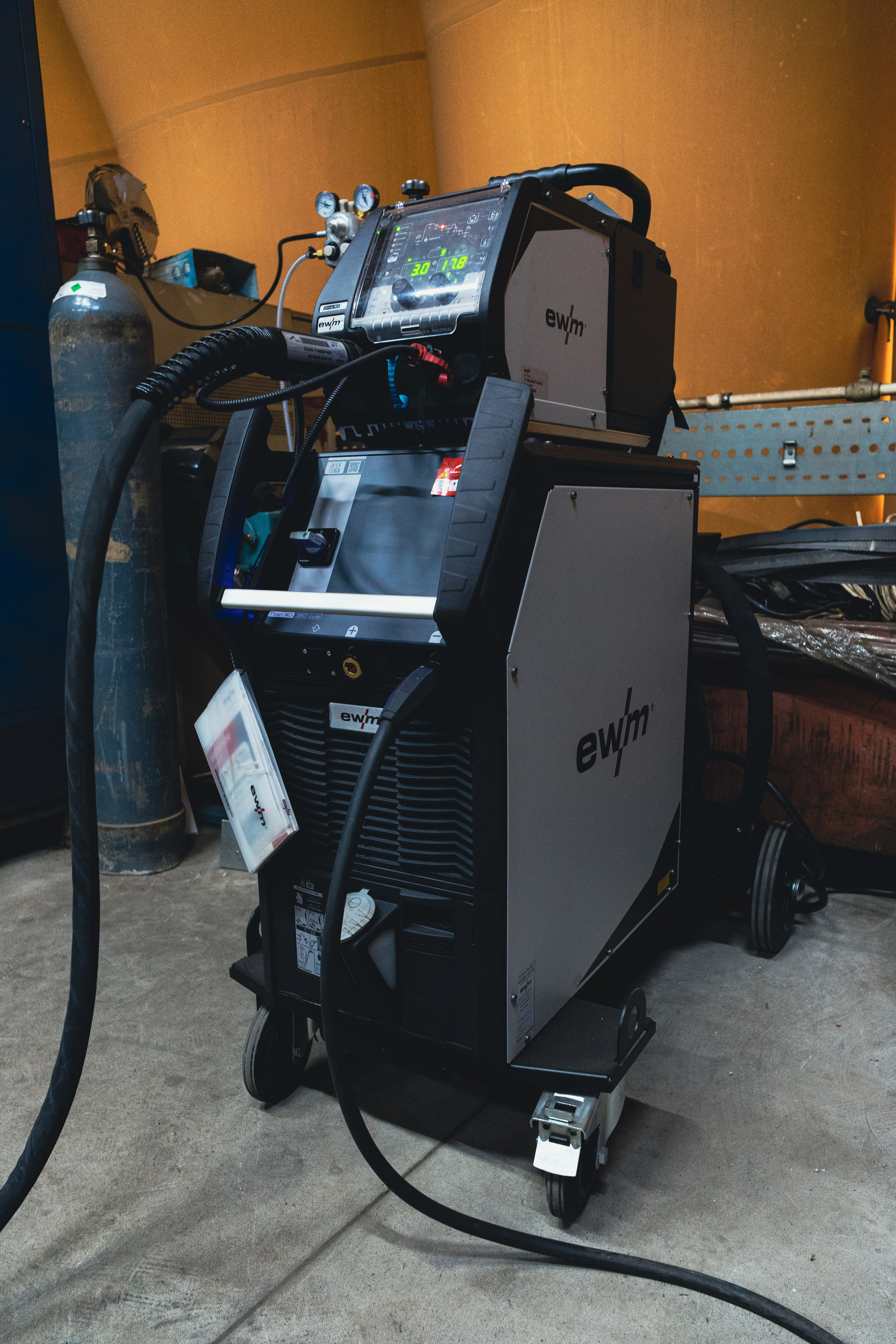 Рабочие цеха компании ПВК. Коммерческий Фотограф Виктор Фоменых