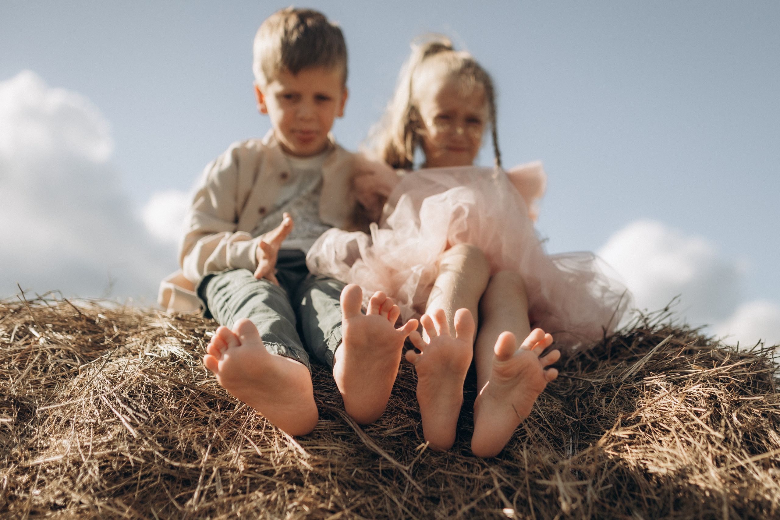 Вика и Миша на сене. Семейный фотограф lifestyle в Новосибирске Елена Шпилевая