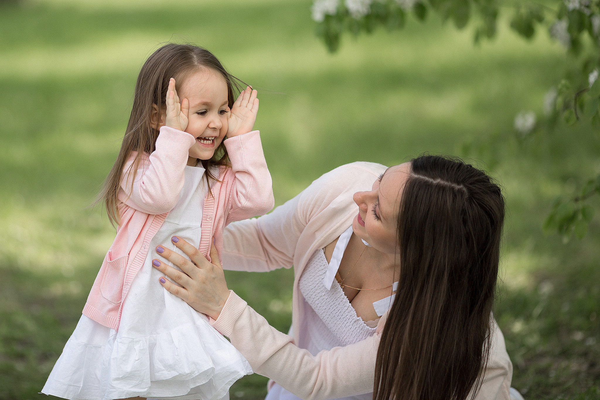 Алёна и Аня в яблоневом саду. Семейный фотограф в Москве Марина Петра