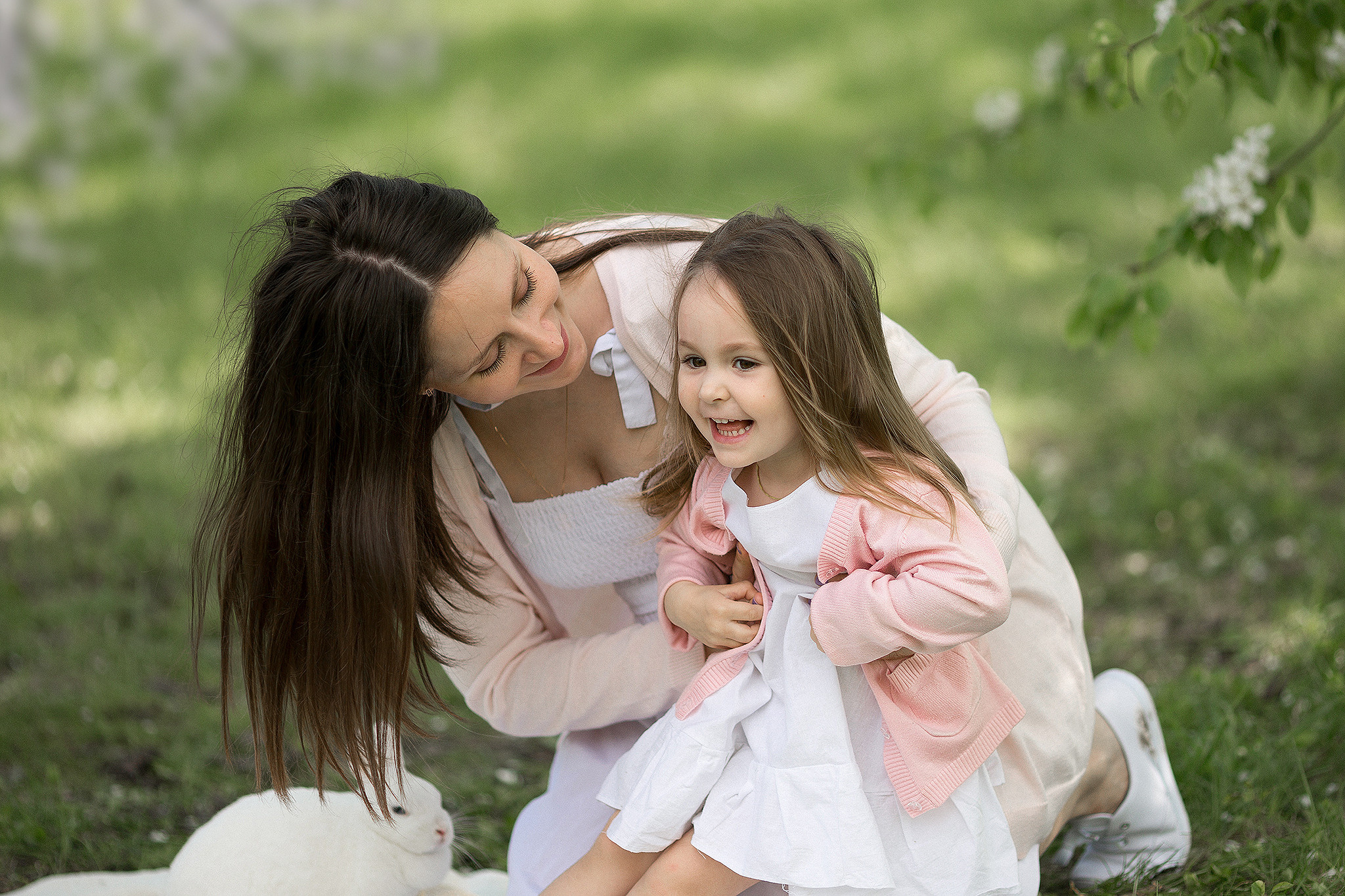 Алёна и Аня в яблоневом саду. Семейный фотограф в Москве Марина Петра