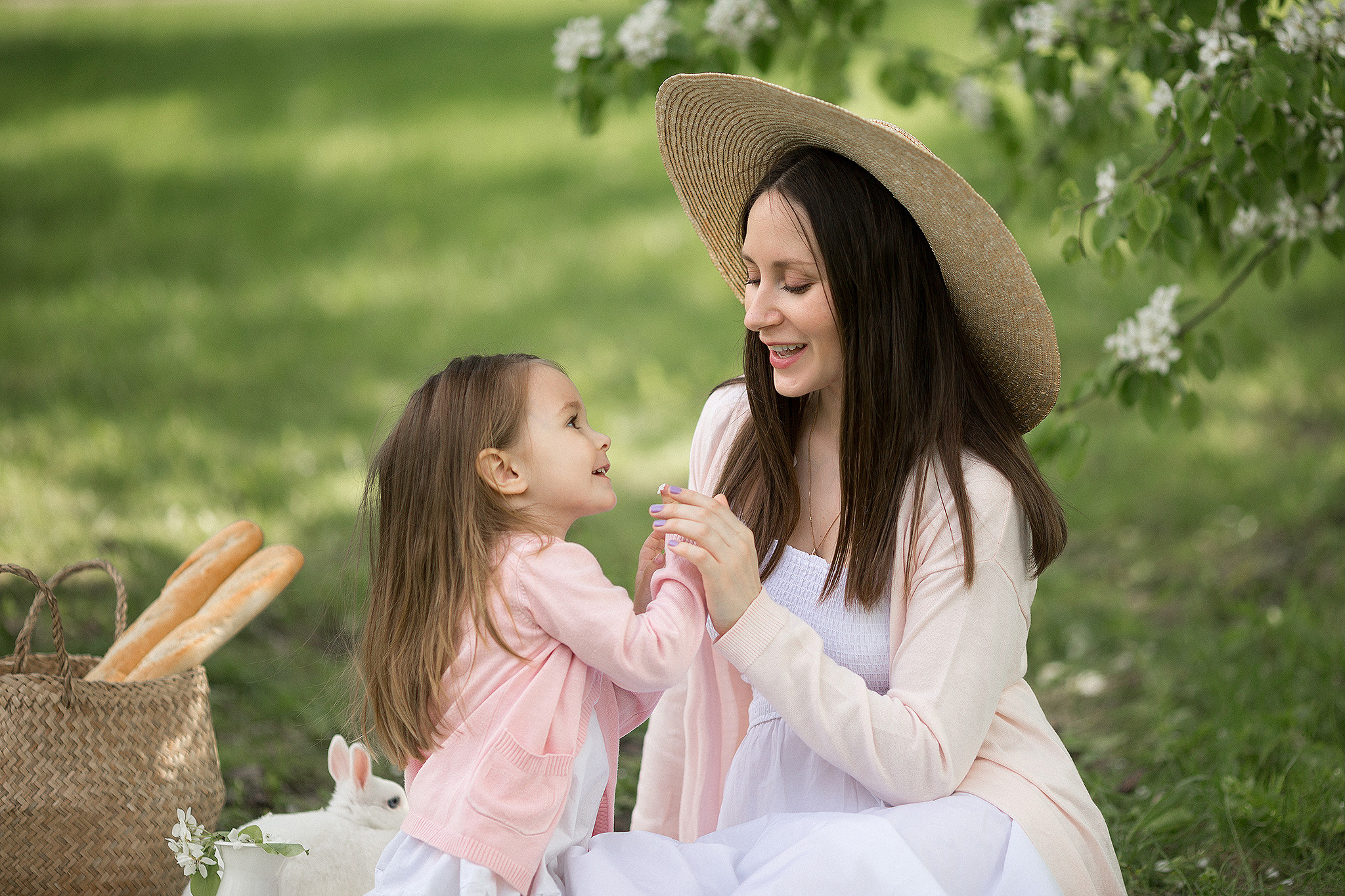 Алёна и Аня в яблоневом саду. Семейный фотограф в Москве Марина Петра
