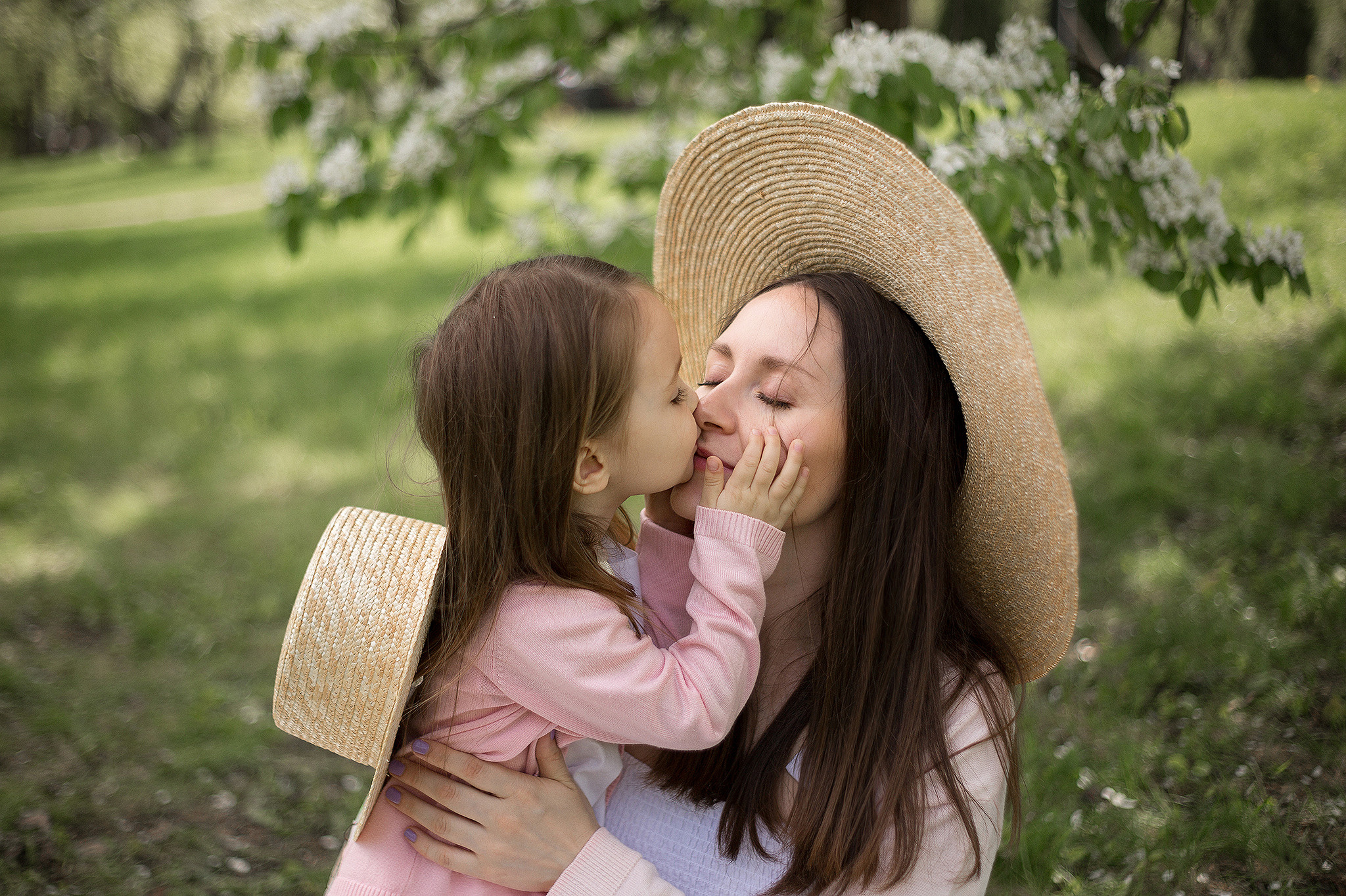 Алёна и Аня в яблоневом саду. Семейный фотограф в Москве Марина Петра