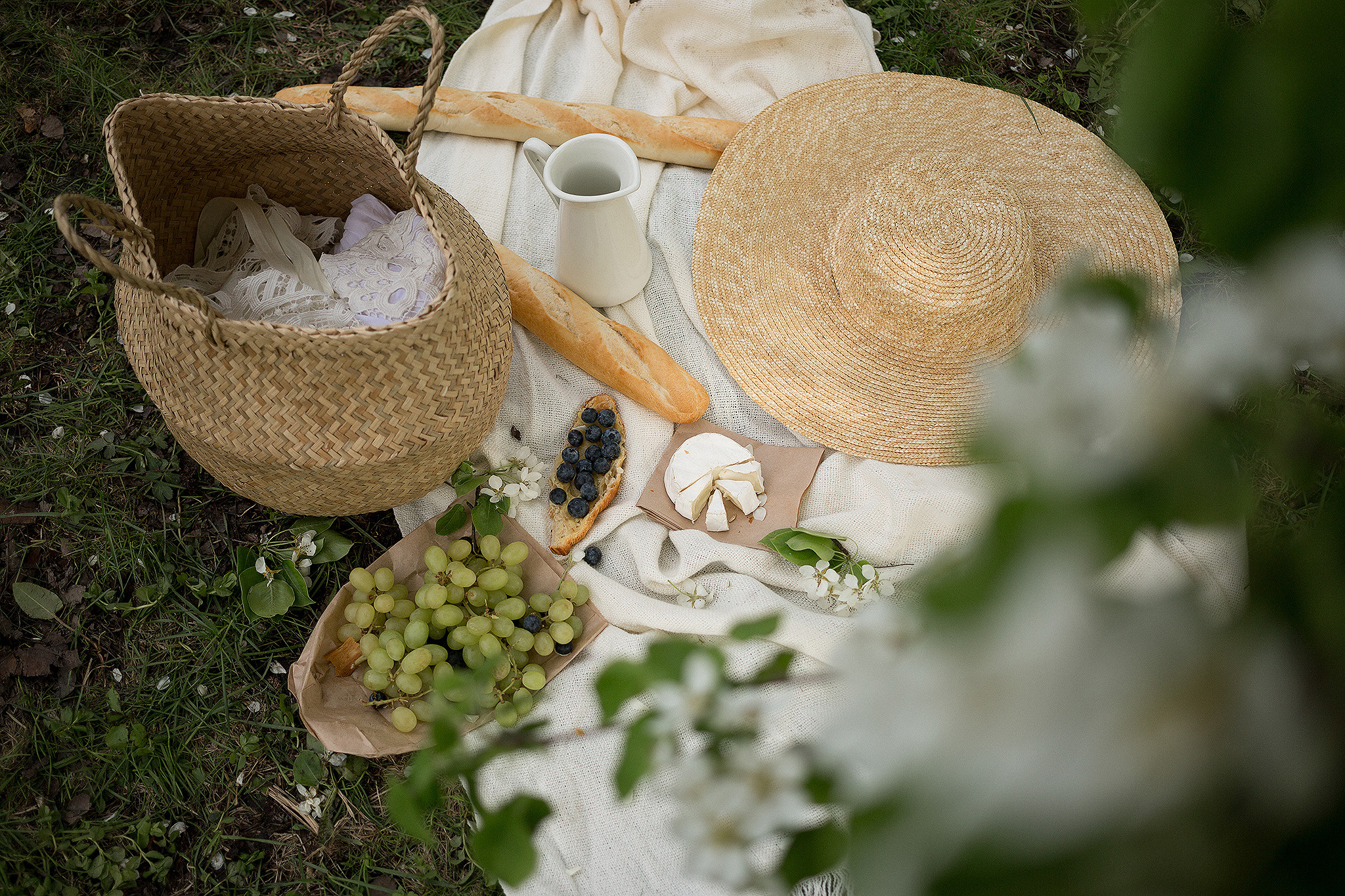 Алёна и Аня в яблоневом саду. Семейный фотограф в Москве Марина Петра