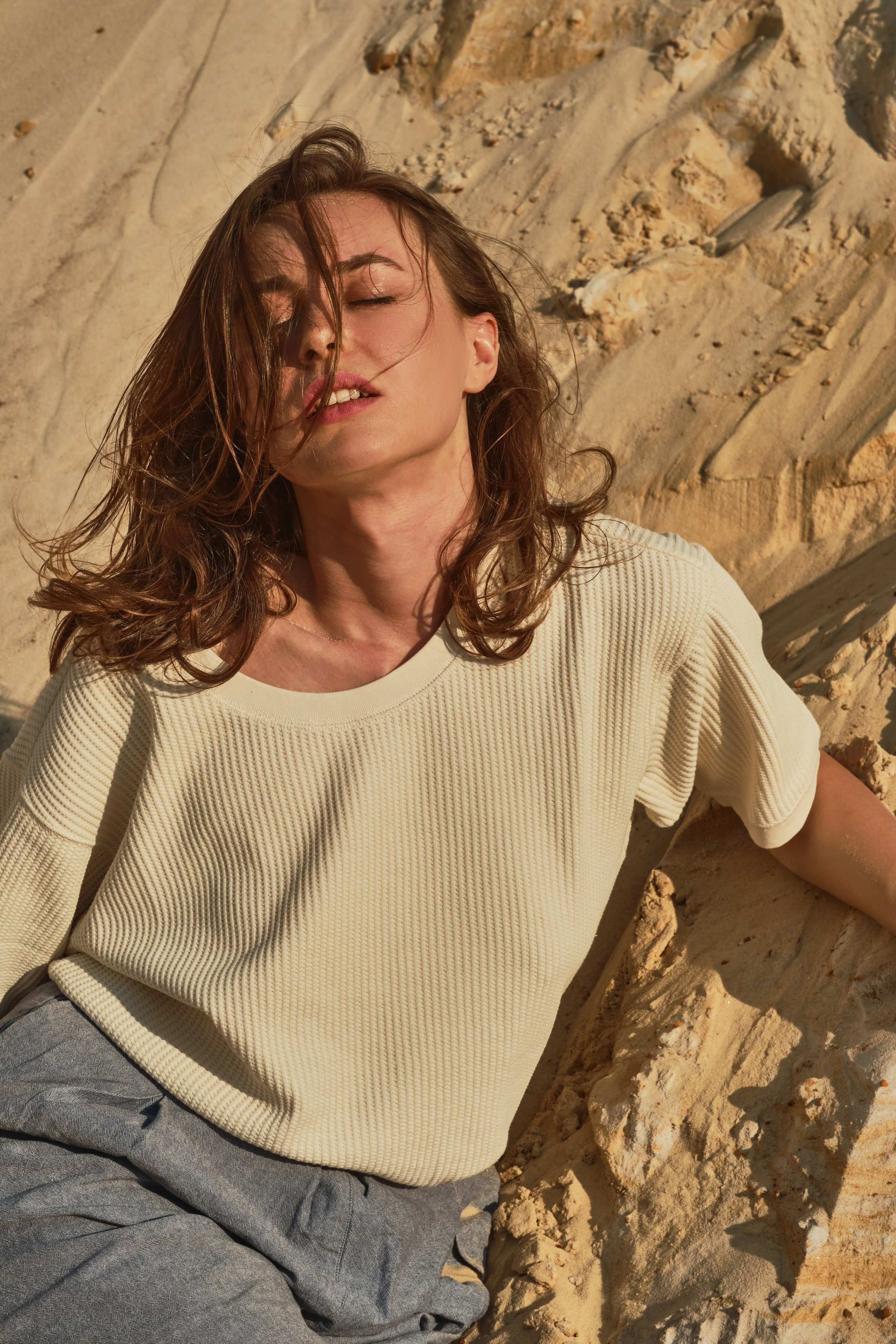 Светлана в пустыне (на пляже). Фотограф Максим Ерёмин