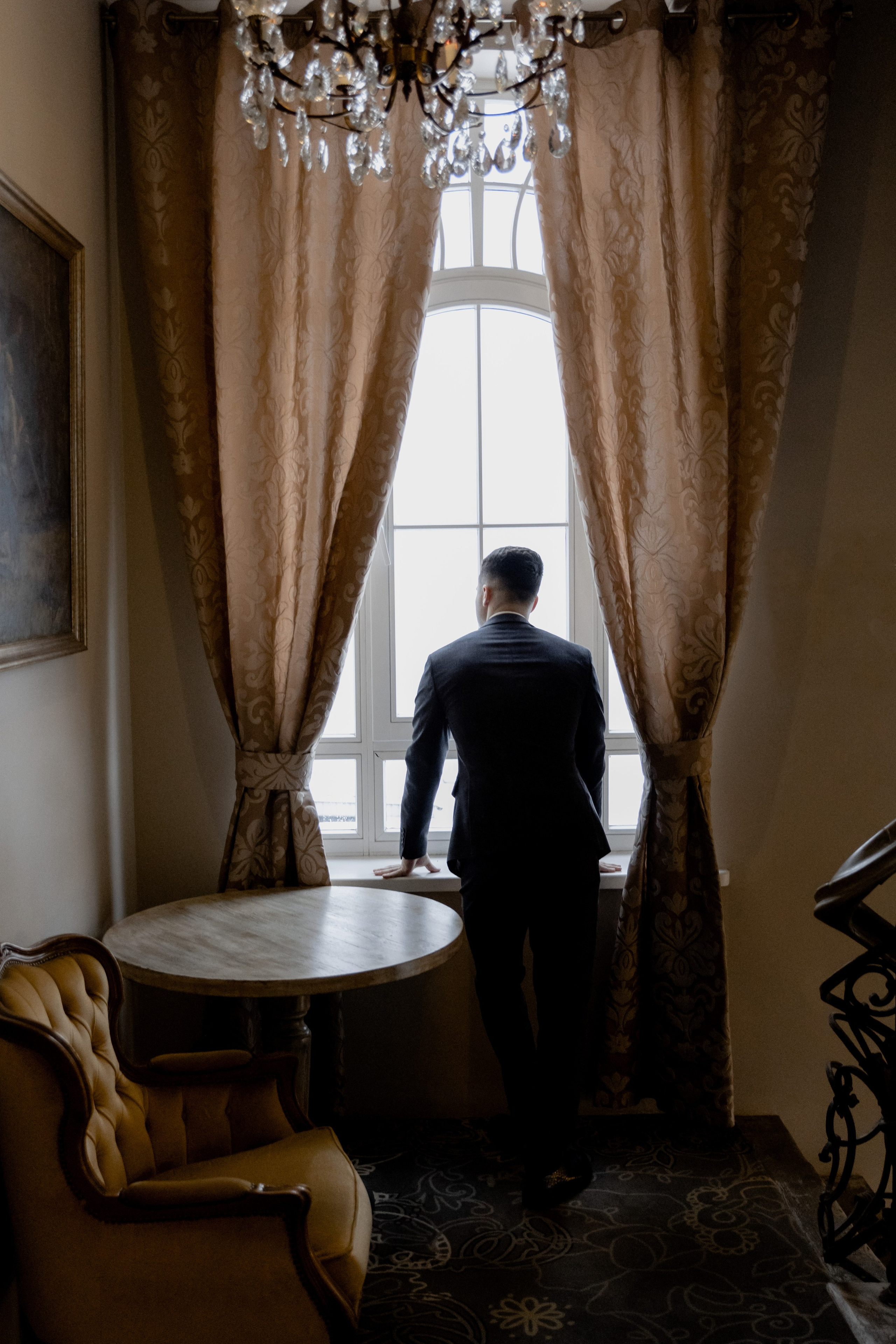 Свадебная фотосессия в отеле Чайковский г. Калининград. Свадебный фотограф Калининград