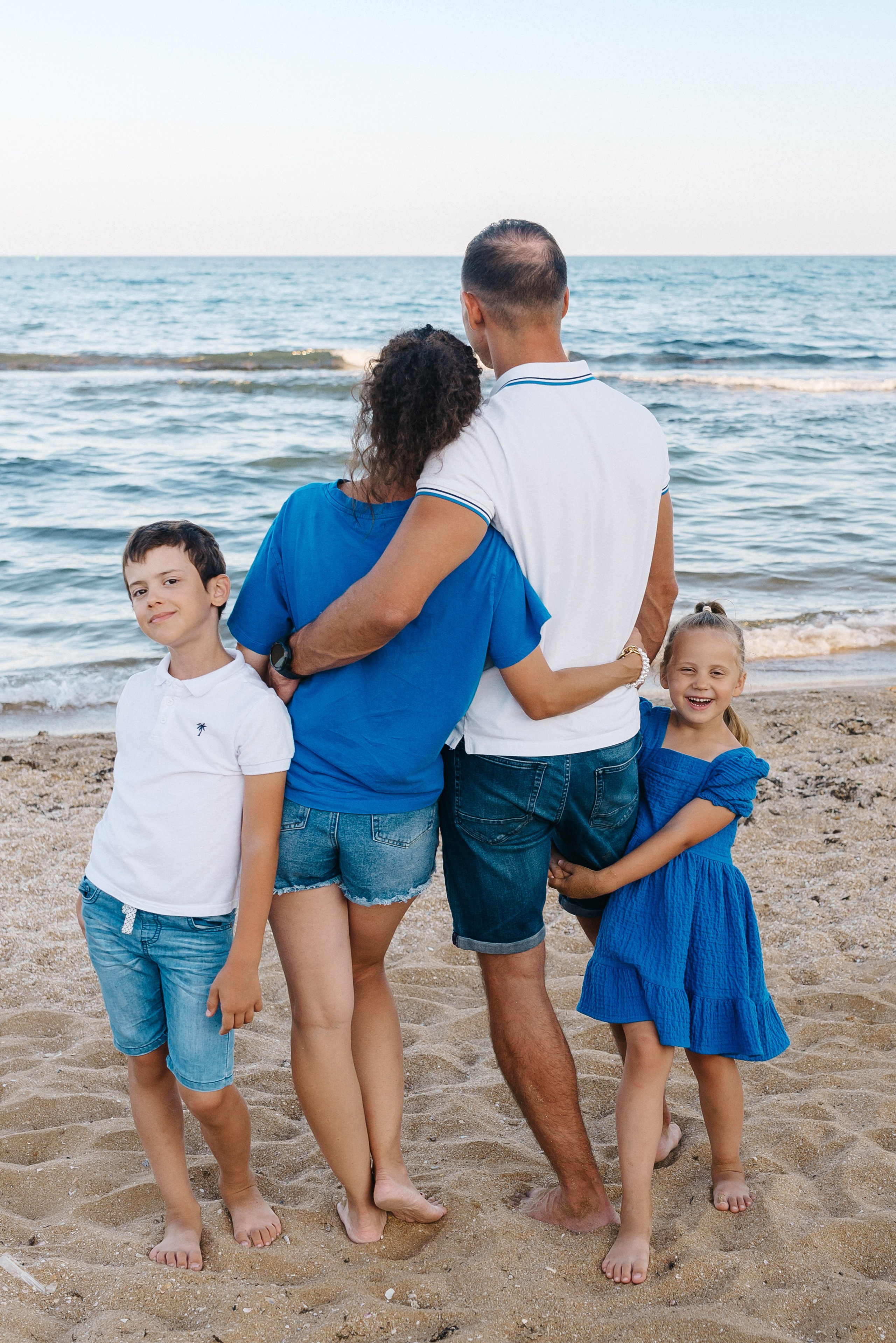 СЕМЕЙНАЯ ФОТОСЕССИЯ НА БЕРЕГУ МОРЯ В ФЕОДОСИИ