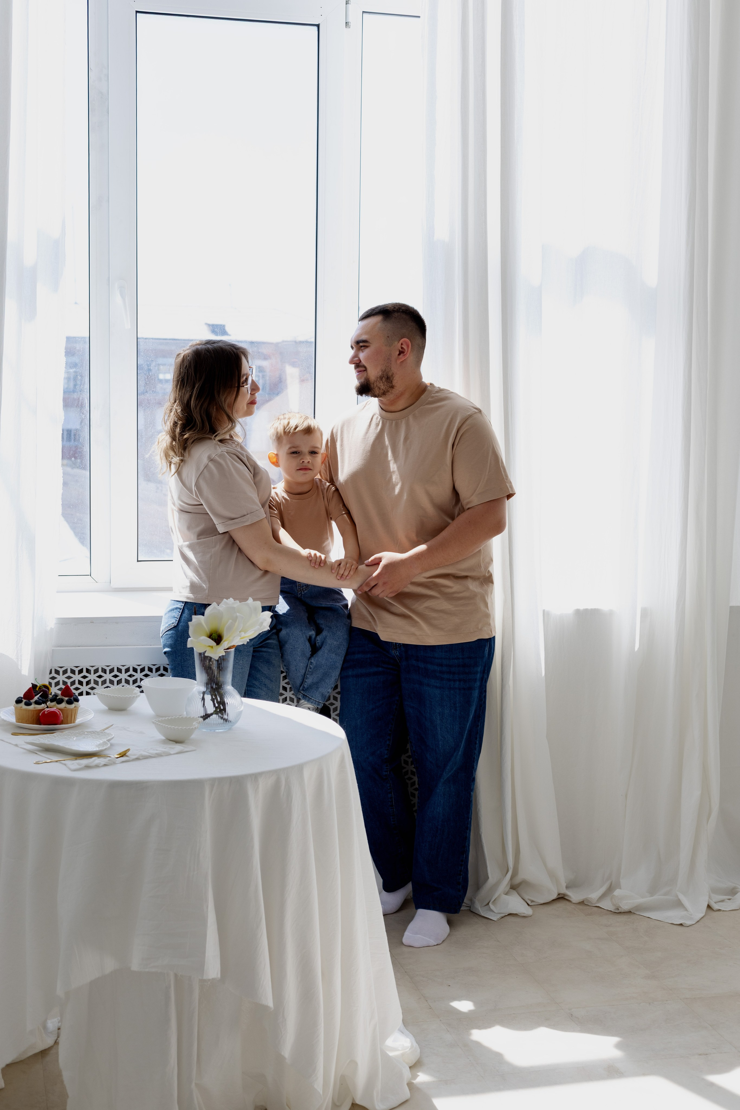 Семейная фотосессия в студии (Михаил, Крестина и Макар). Женский фотограф в Орске Новотроицке Динара Долганова