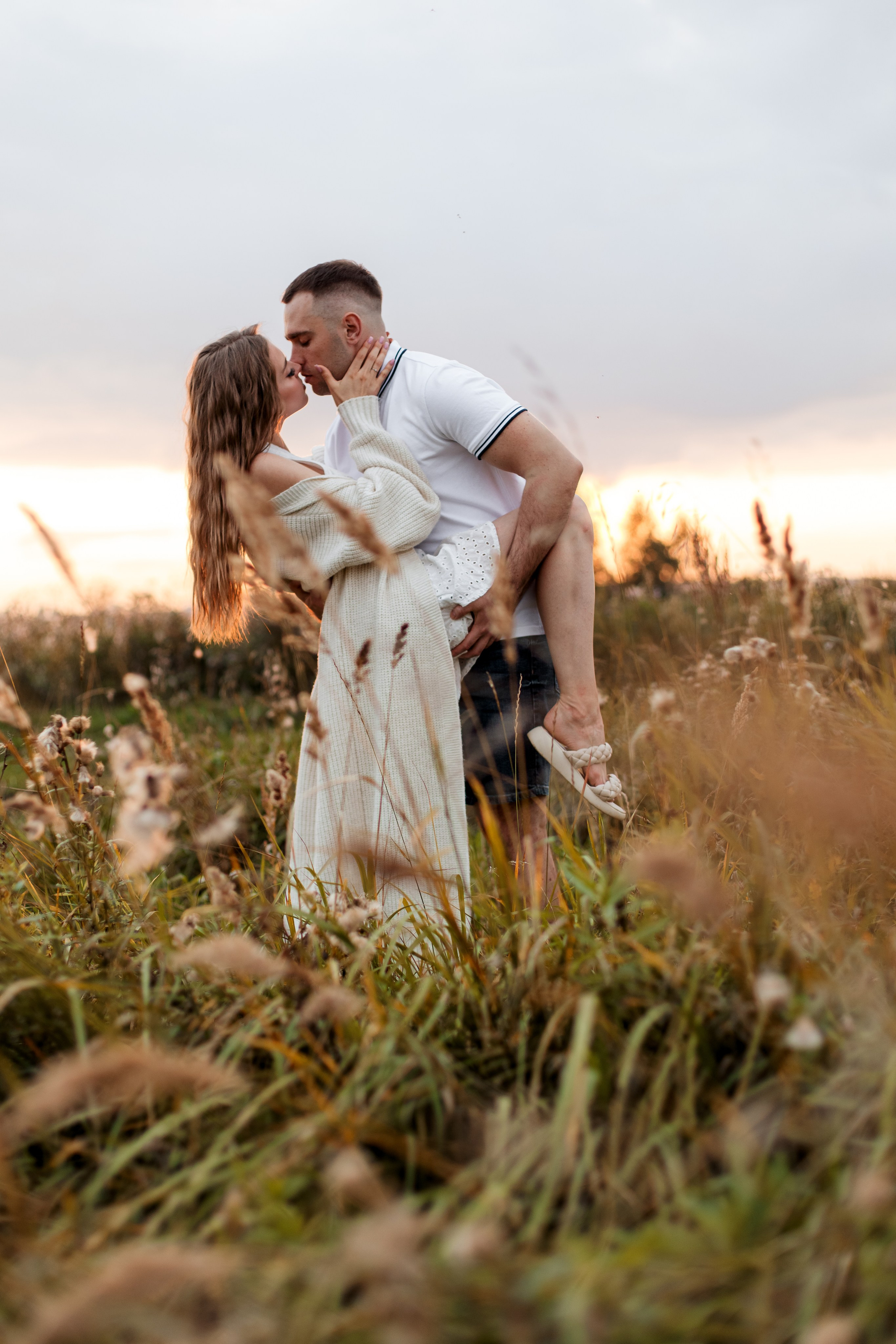 Закат, поле. Свадебный и семейный фотограф Екатеринбург Настя Саедгалина